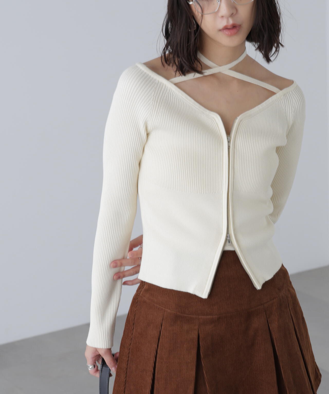 ジップアップオフショルダーリブニット