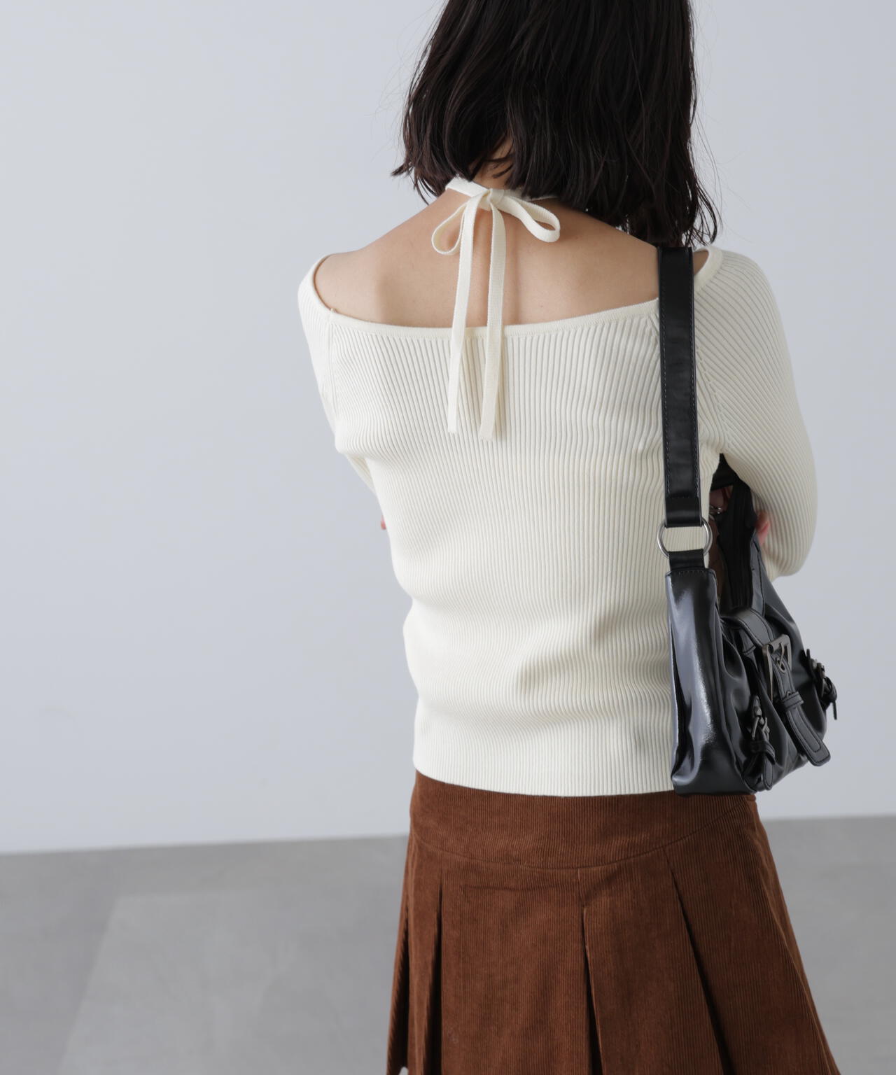 ジップアップオフショルダーリブニット