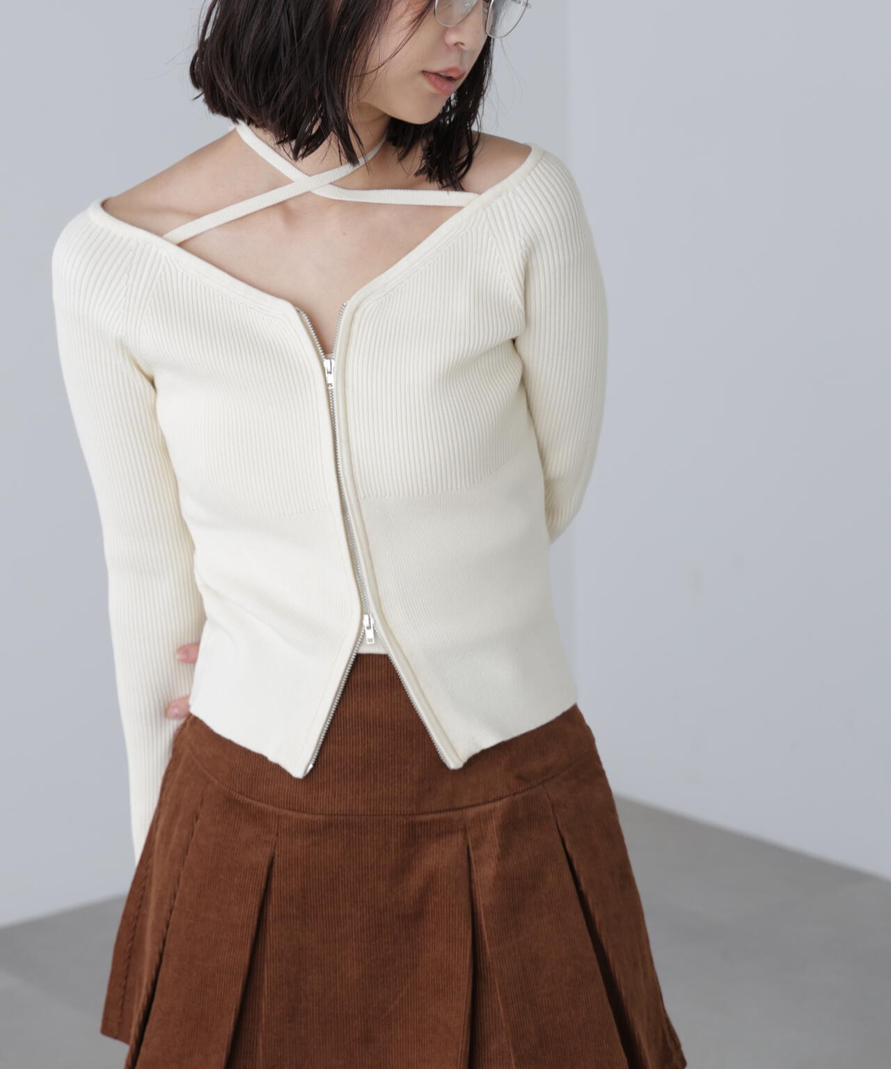 ジップアップオフショルダーリブニット