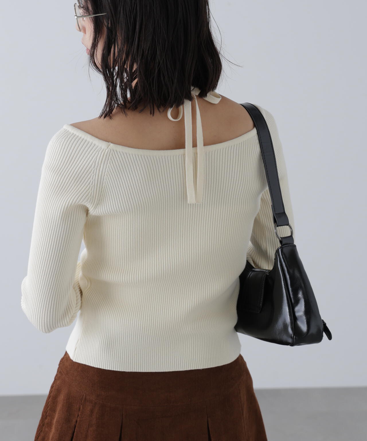 ジップアップオフショルダーリブニット