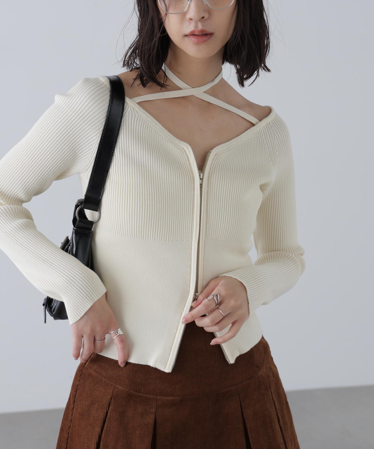 ジップアップオフショルダーリブニット