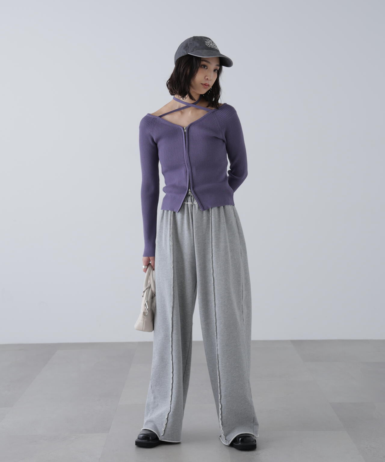 ジップアップオフショルダーリブニット