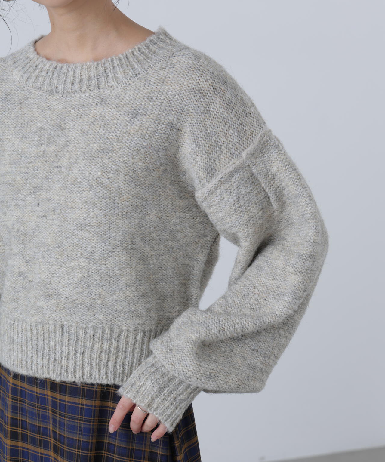 バックリボンショート丈ニット