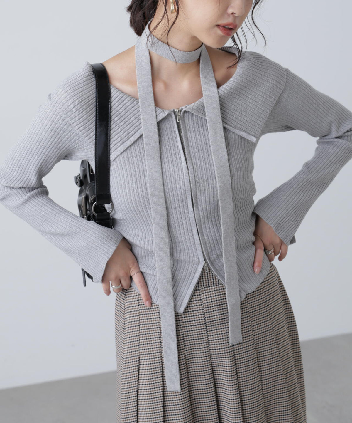 フロントジップリブ衿オフショルニット
