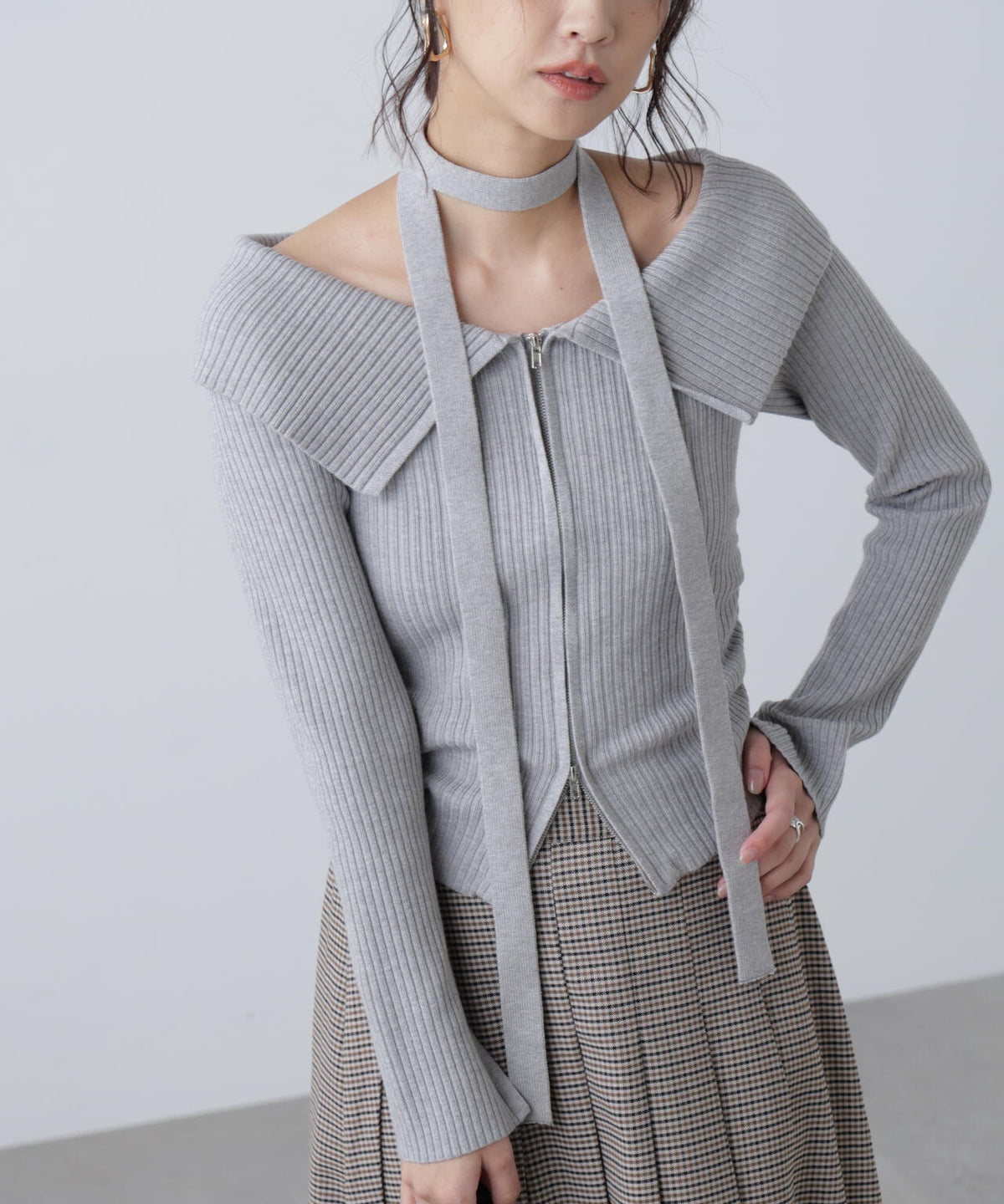 フロントジップリブ衿オフショルニット