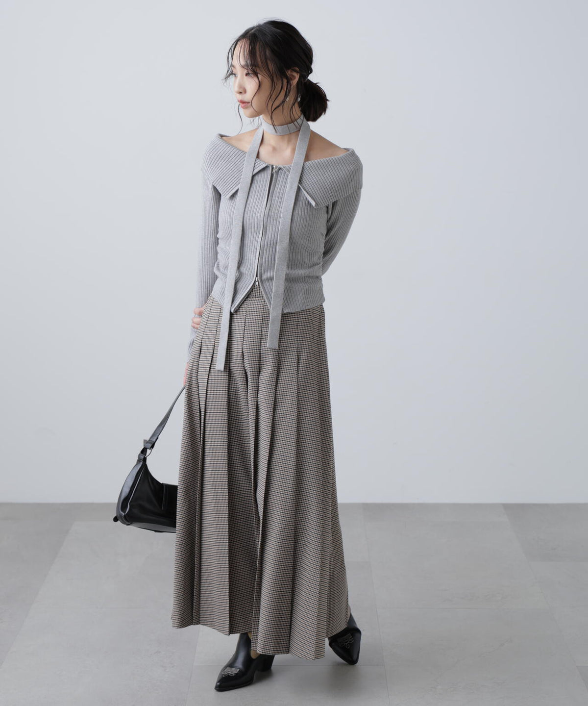 フロントジップリブ衿オフショルニット