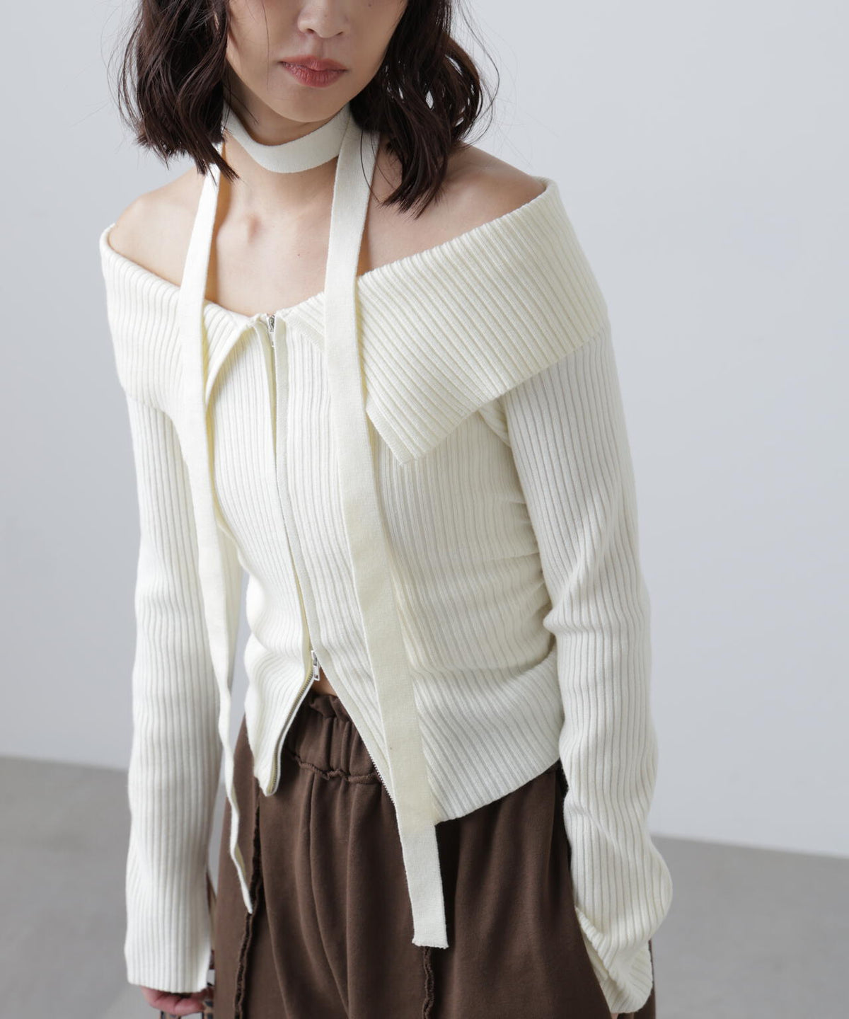 フロントジップリブ衿オフショルニット