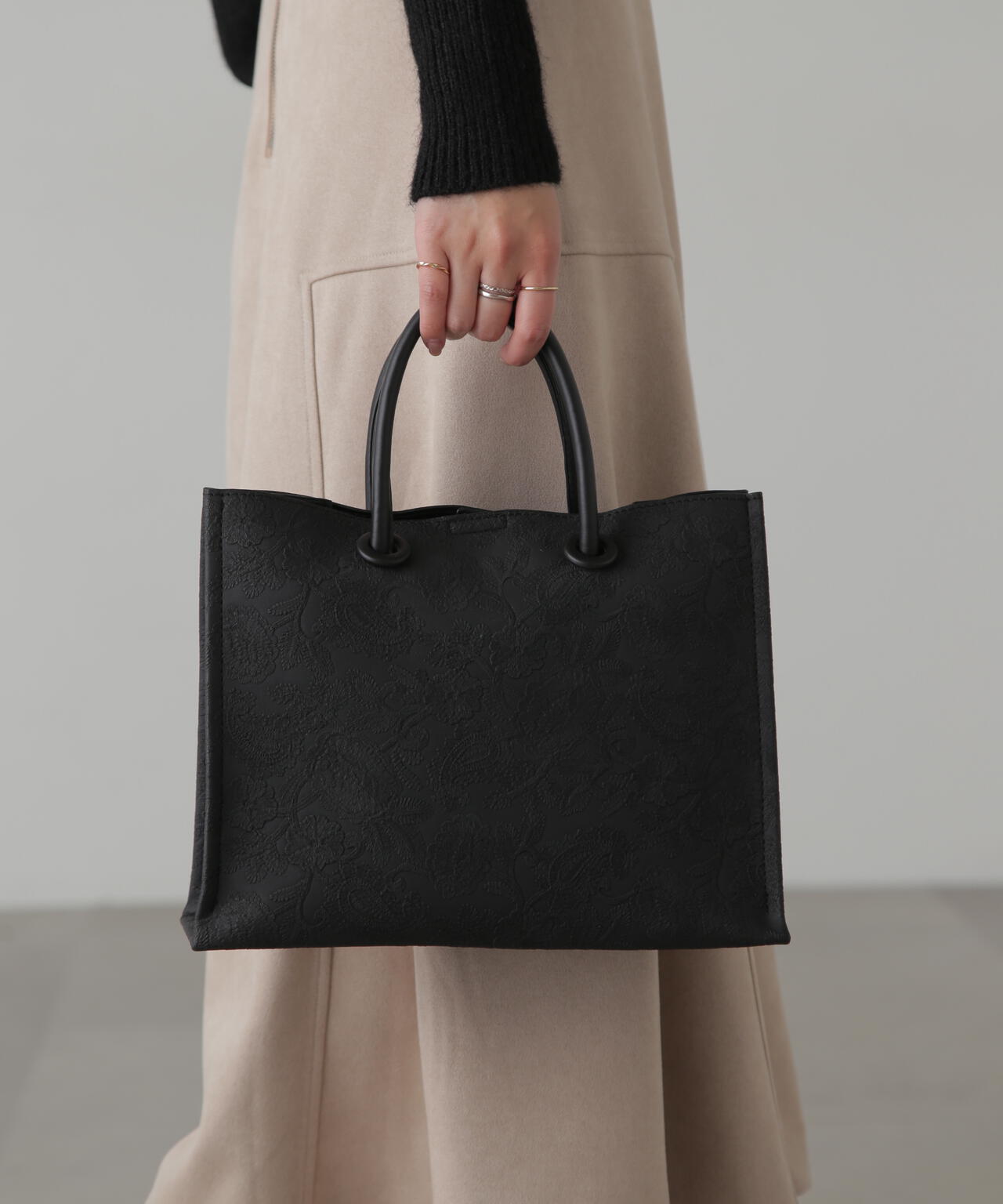 黒いレザートートバッグ 小型 エンボス加工ペーズリー柄 ブラック 追加生産予約】エンボスペイズリーバッグ | FREE'S MART