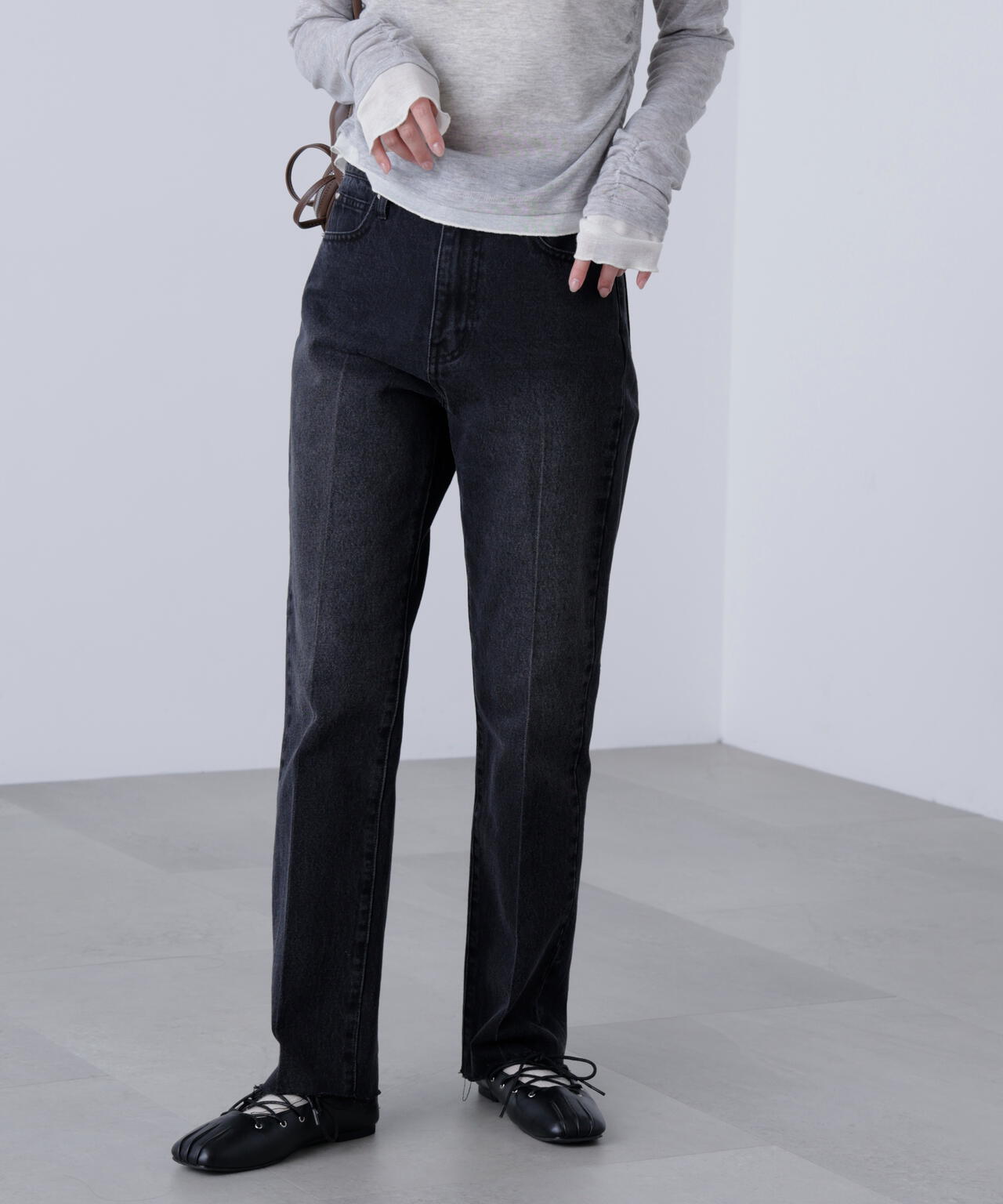 センタープレススリムストレートデニムパンツ
