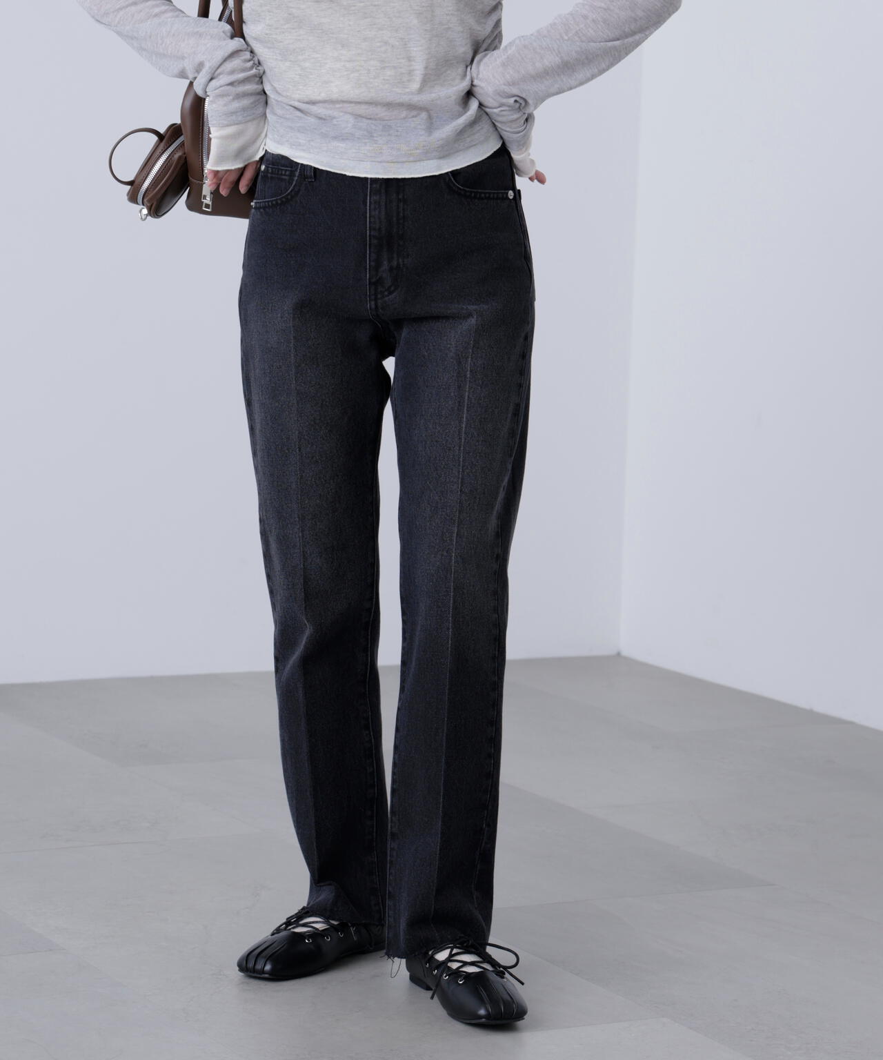 センタープレススリムストレートデニムパンツ