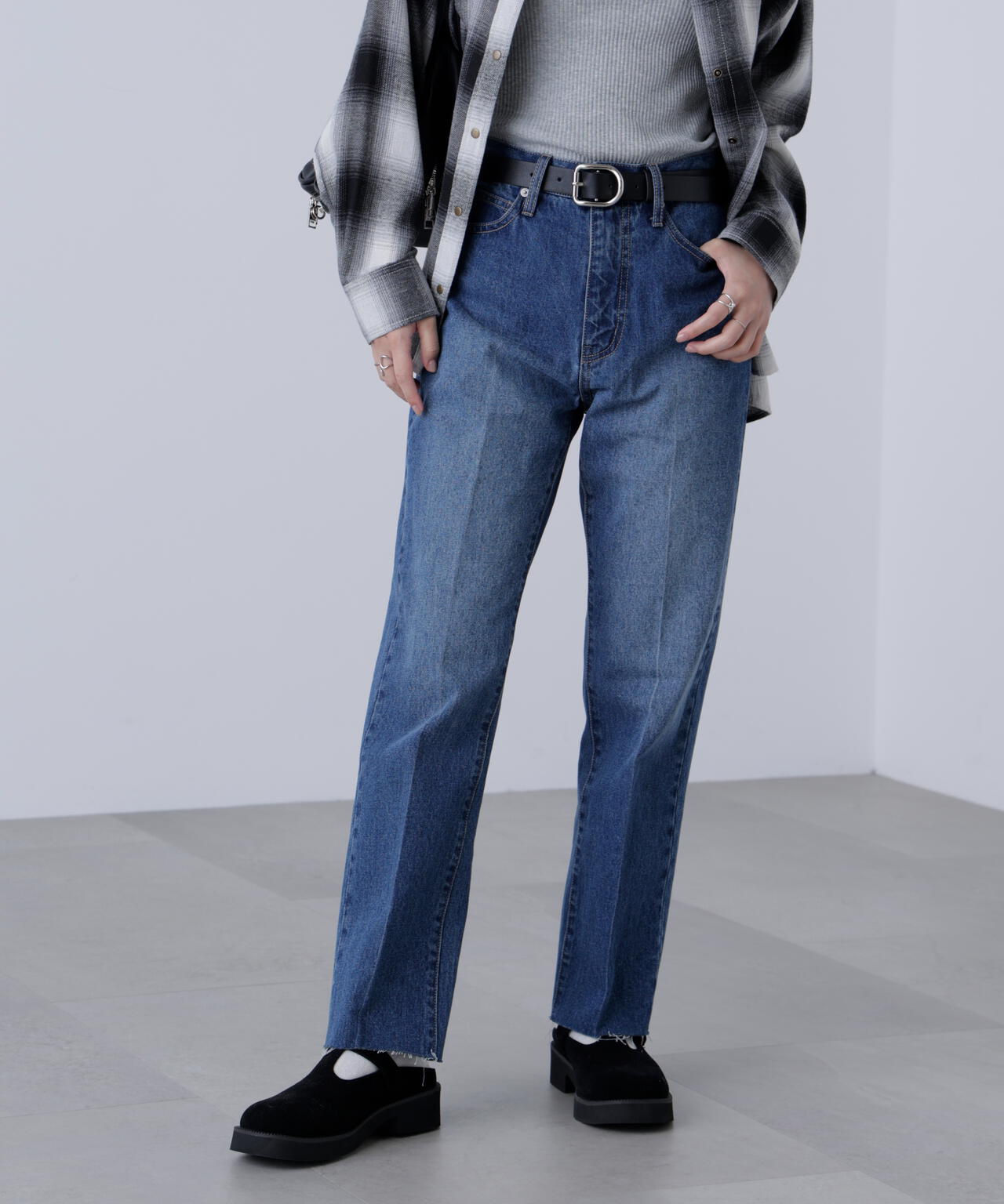 センタープレススリムストレートデニムパンツ