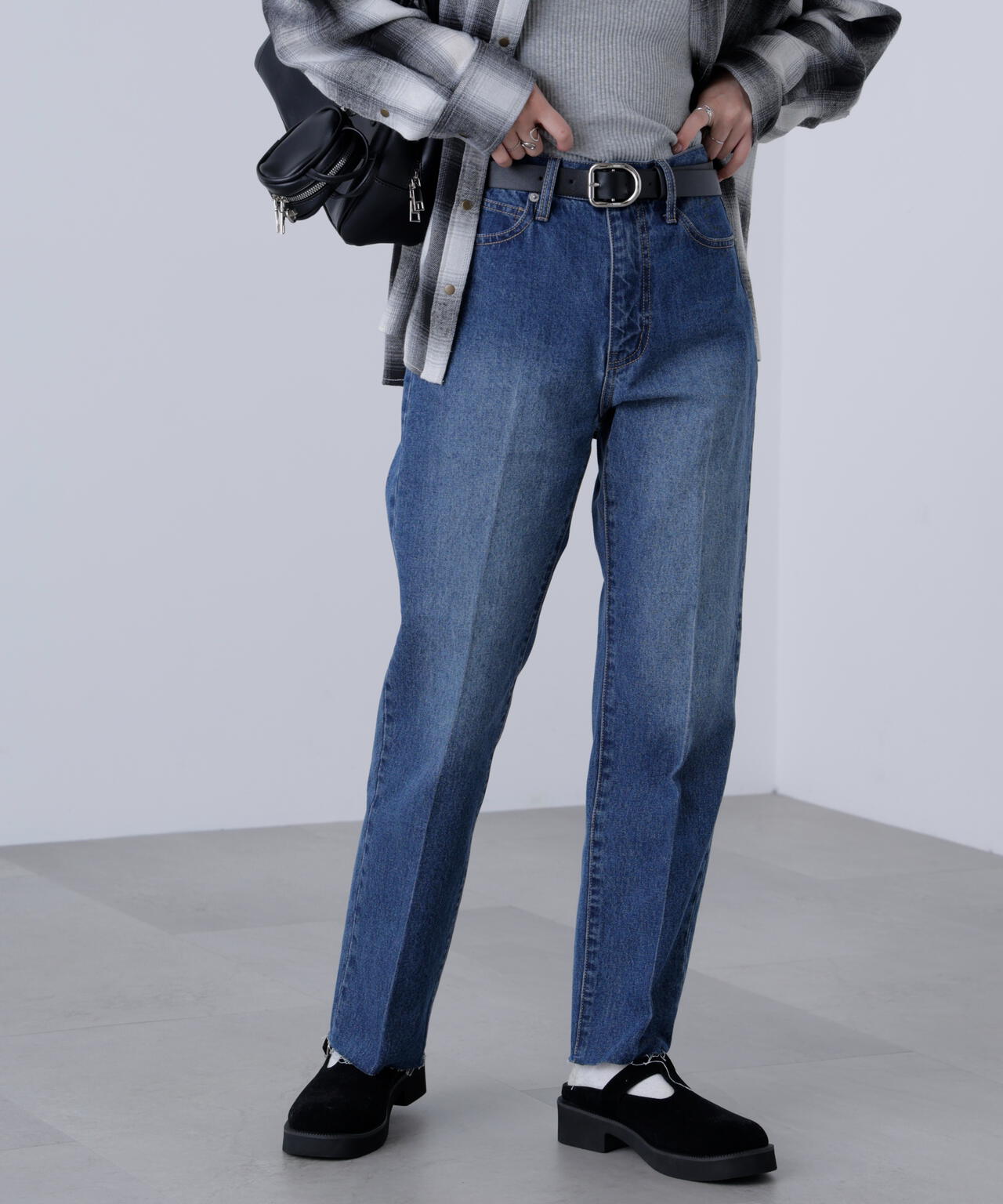 センタープレススリムストレートデニムパンツ