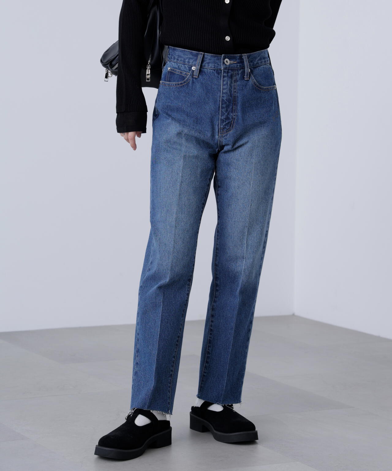 センタープレススリムストレートデニムパンツ
