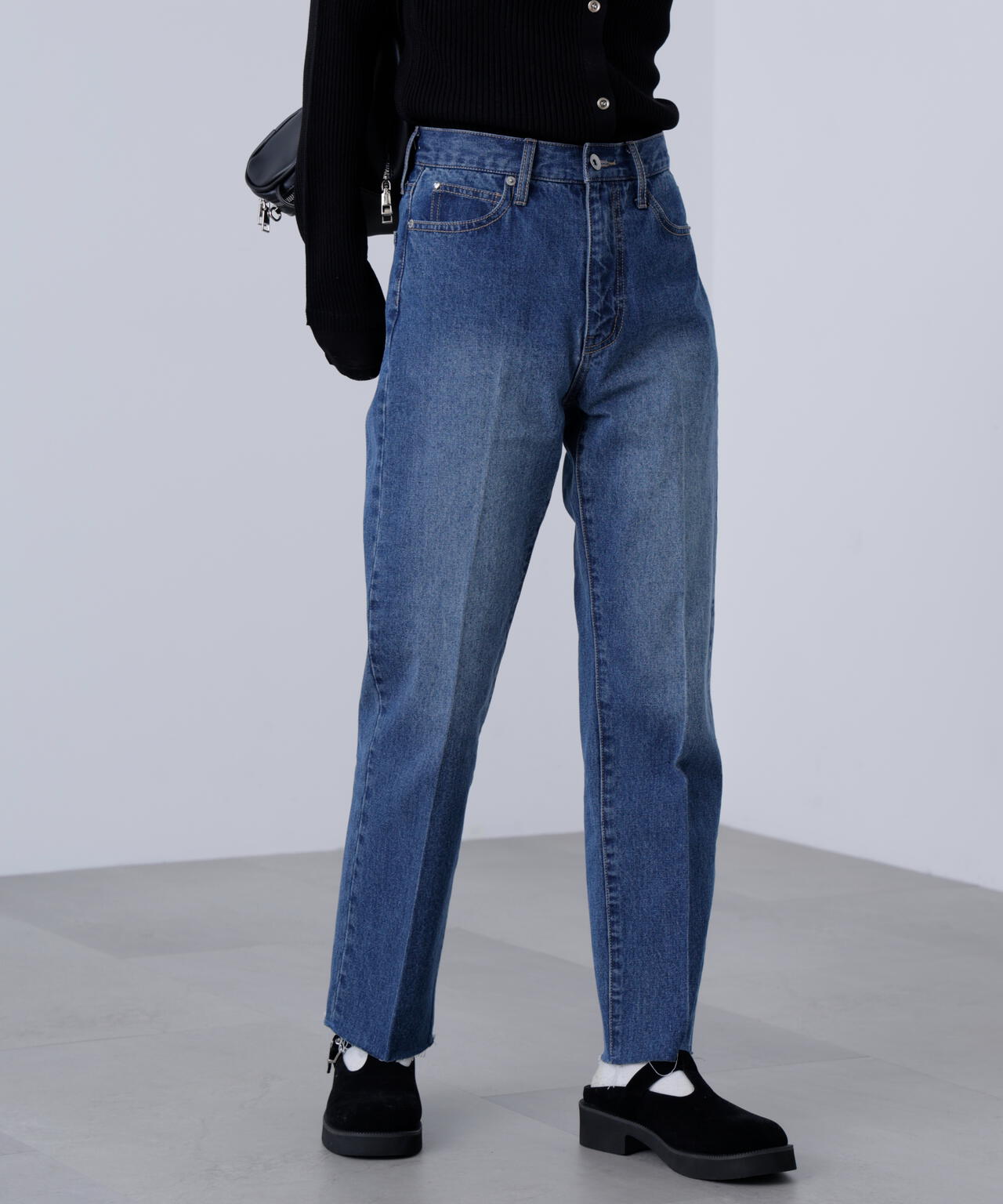 センタープレススリムストレートデニムパンツ