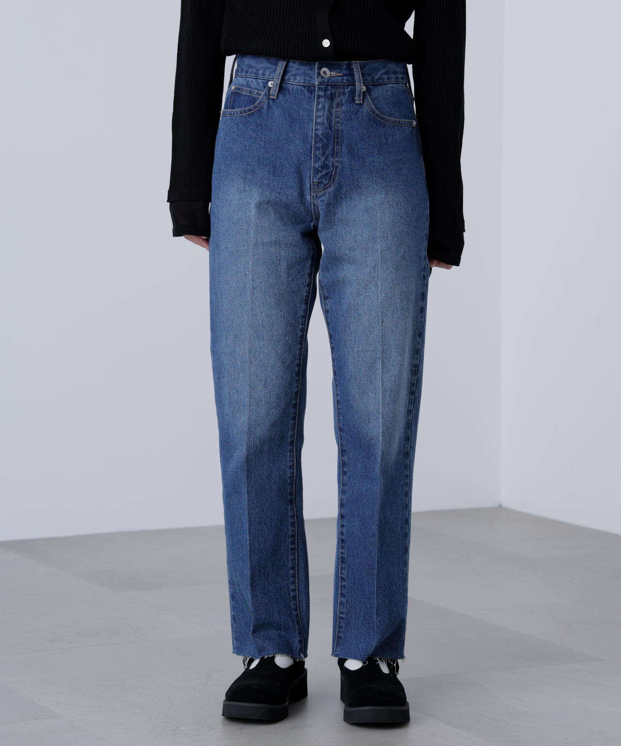 センタープレススリムストレートデニムパンツ | FREE'S MART（フリーズ