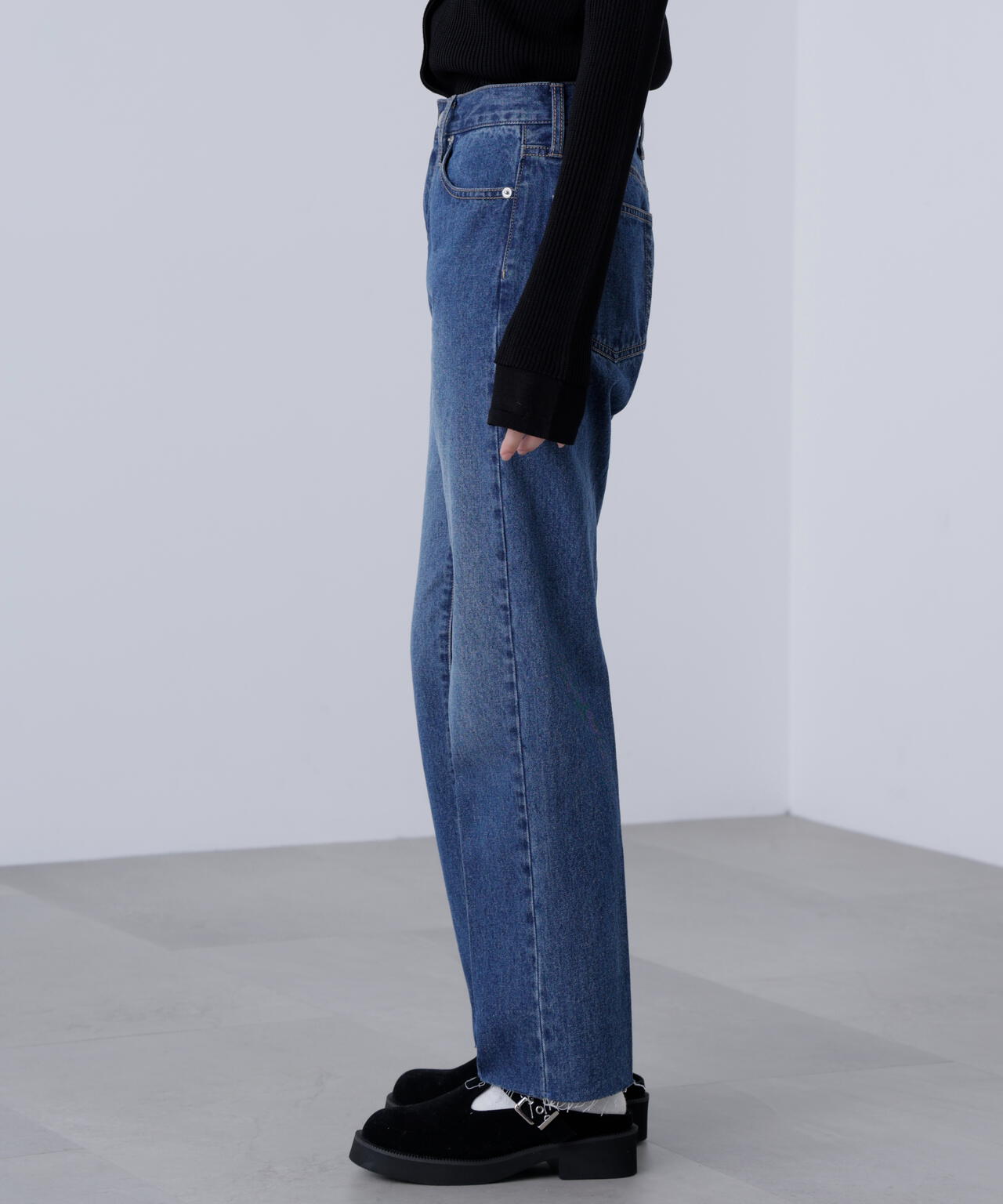 センタープレススリムストレートデニムパンツ