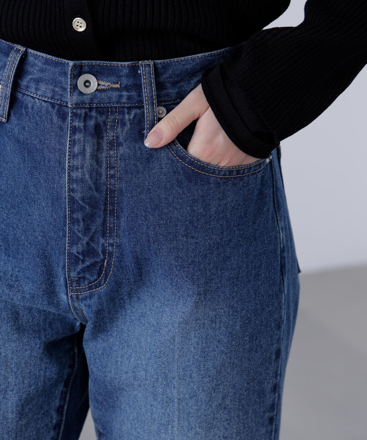 センタープレススリムストレートデニムパンツ