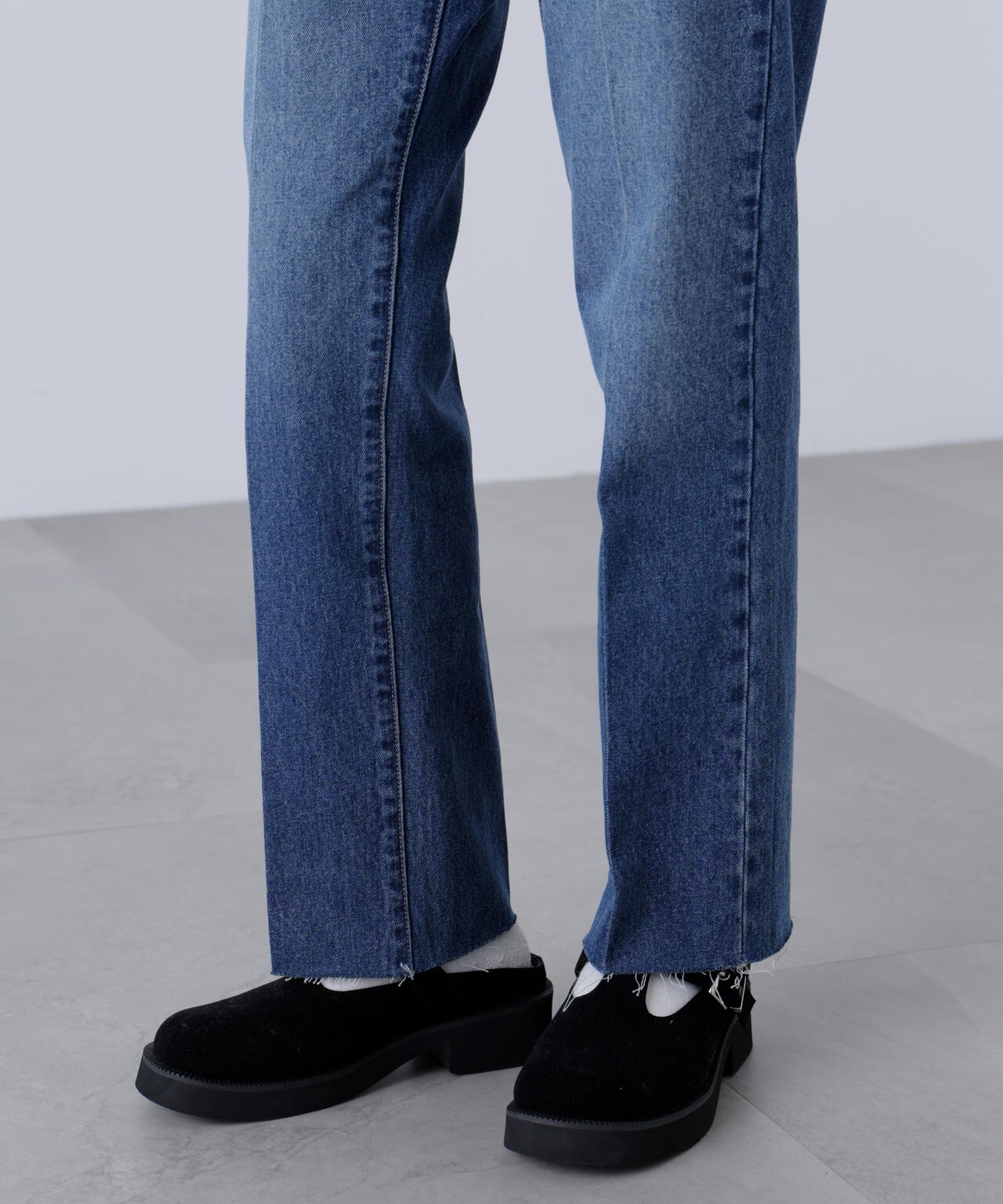 センタープレススリムストレートデニムパンツ