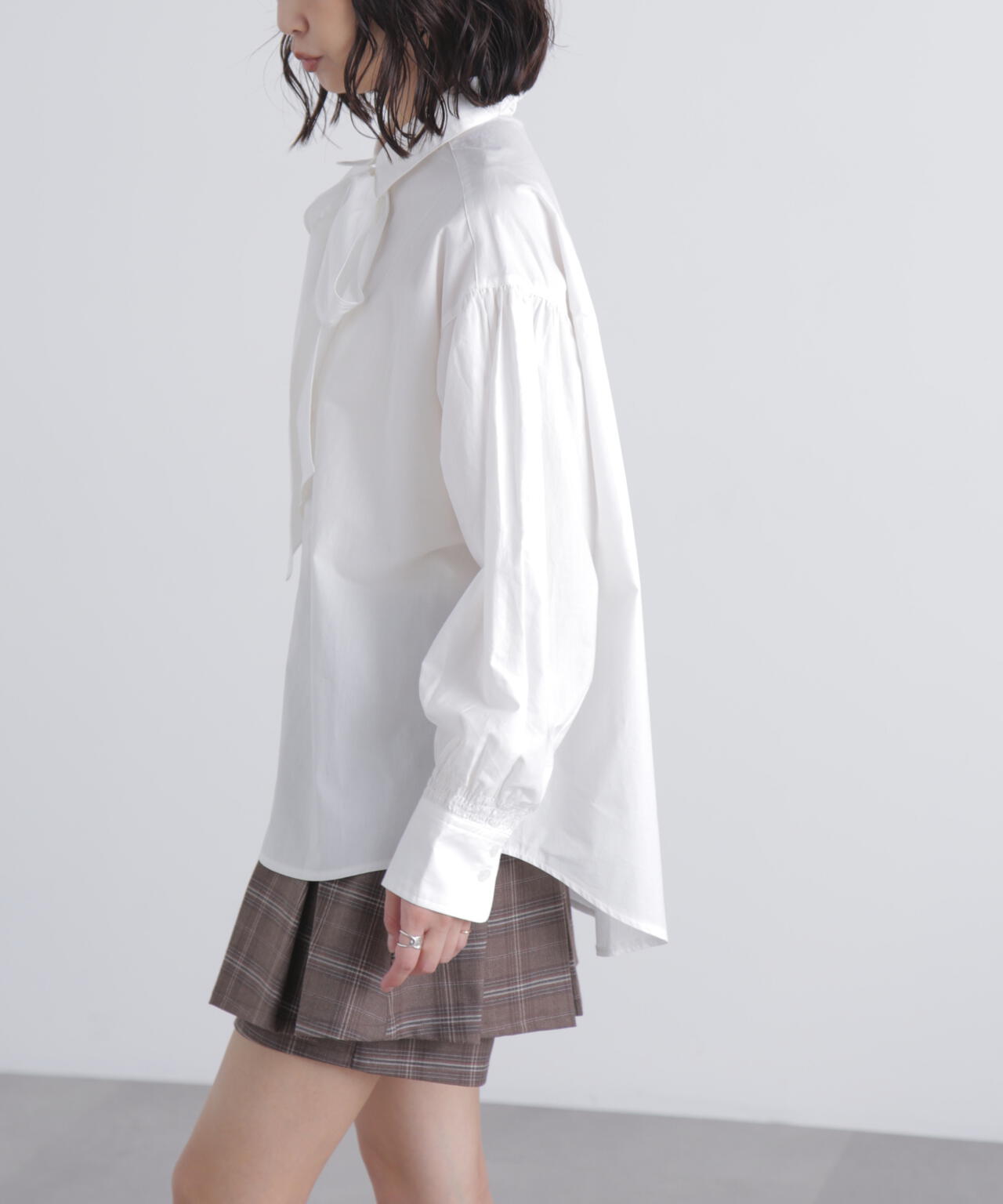 ボウタイ付きブラウス