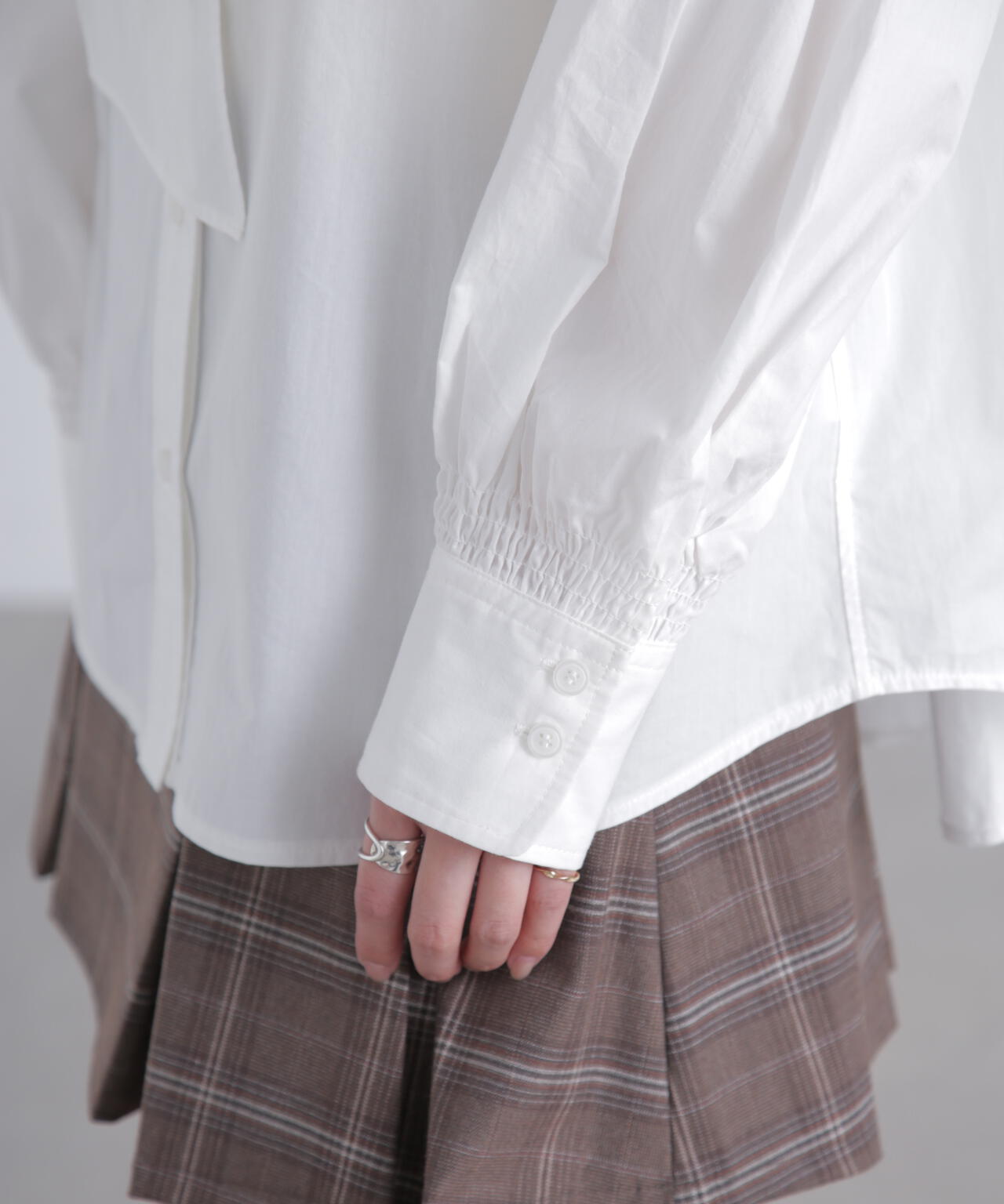 ボウタイ付きブラウス