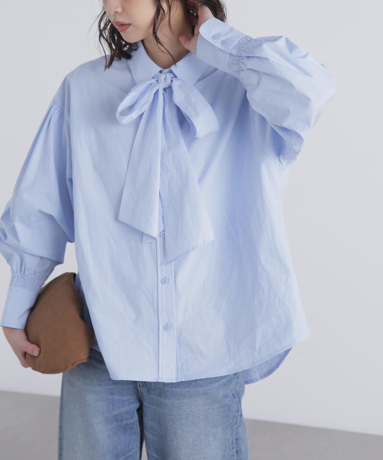 ボウタイ付きブラウス