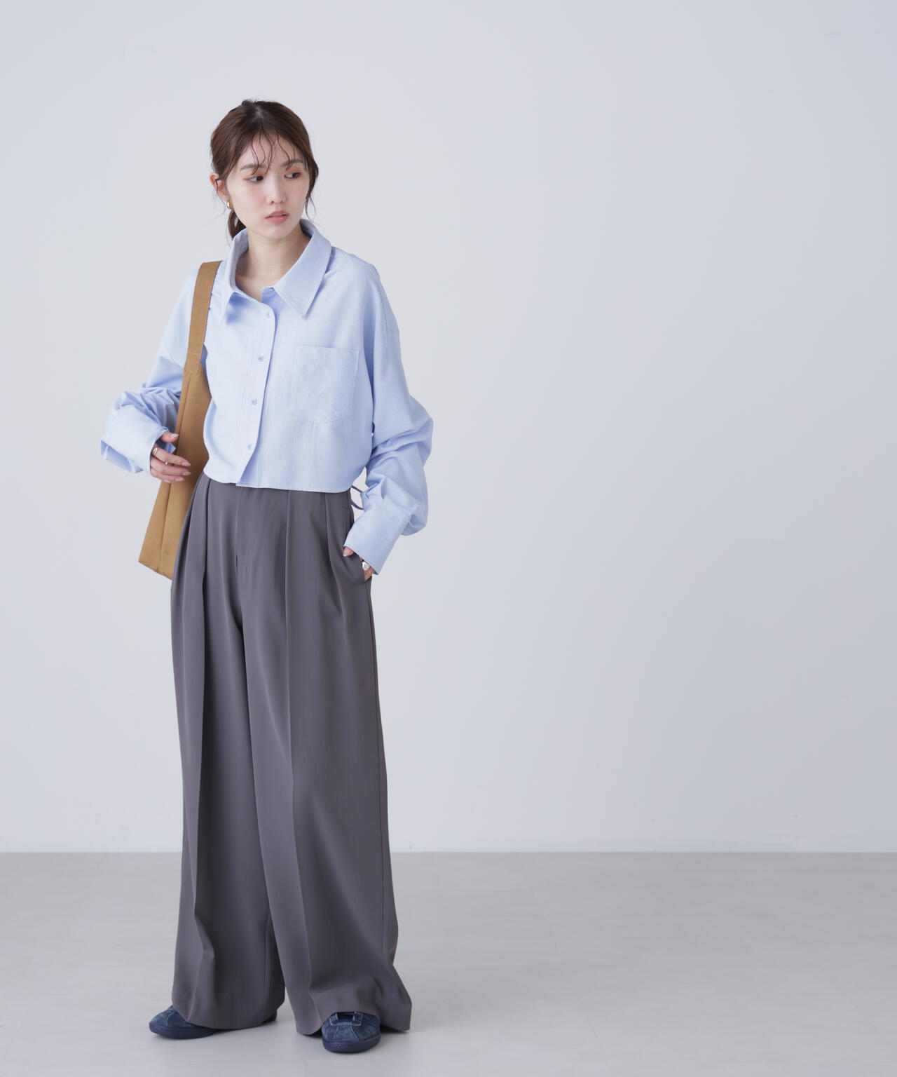 バックレースアップショート丈シャツ