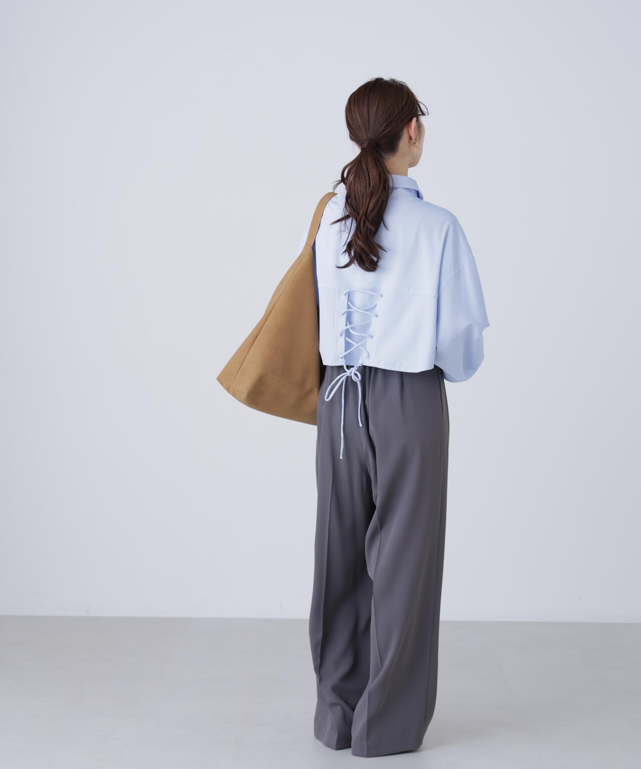 バックレースアップショート丈シャツ