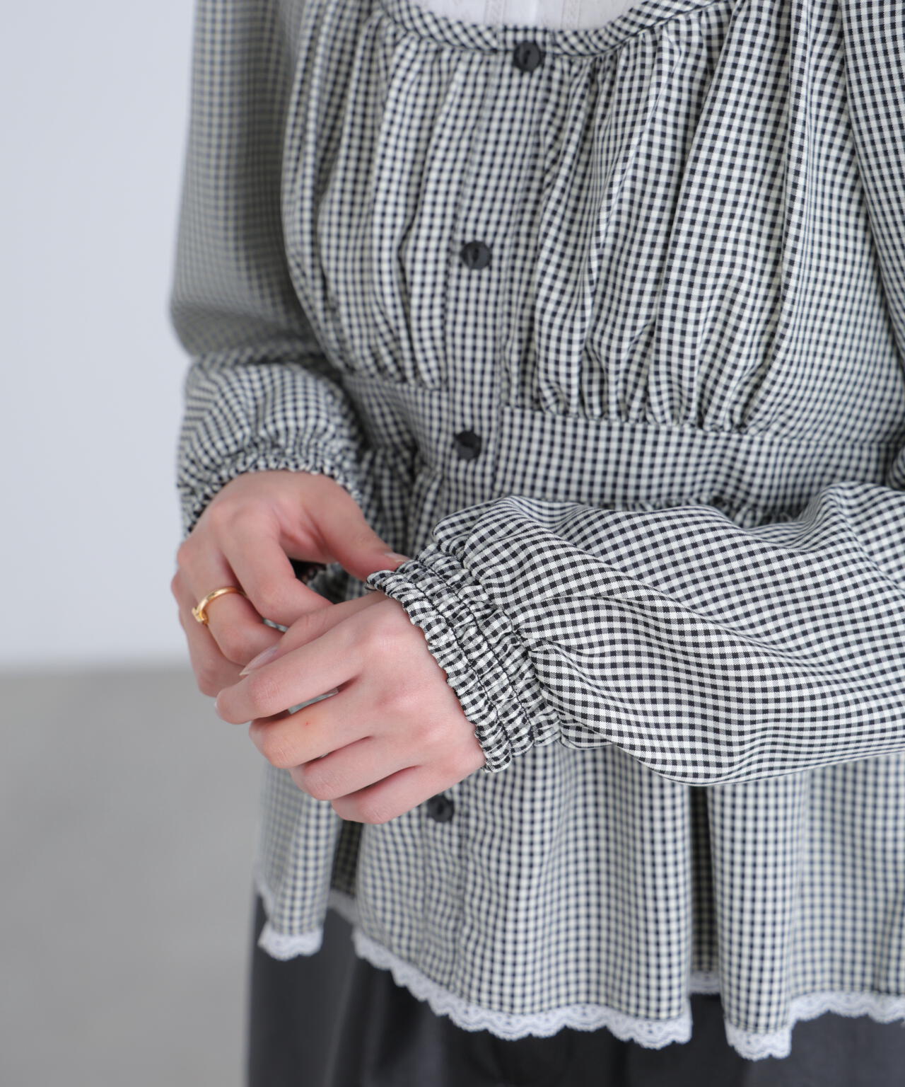 レイヤード風ギンガムチェックペプラムブラウス