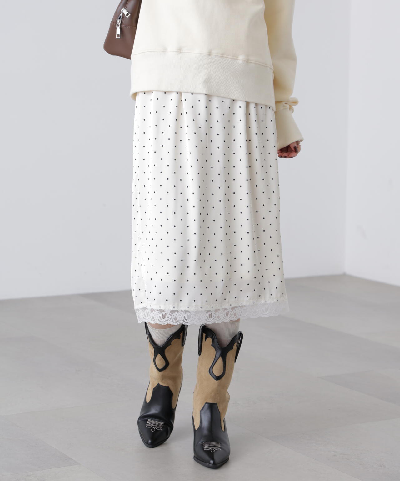 レーストリムサテンミディスカート