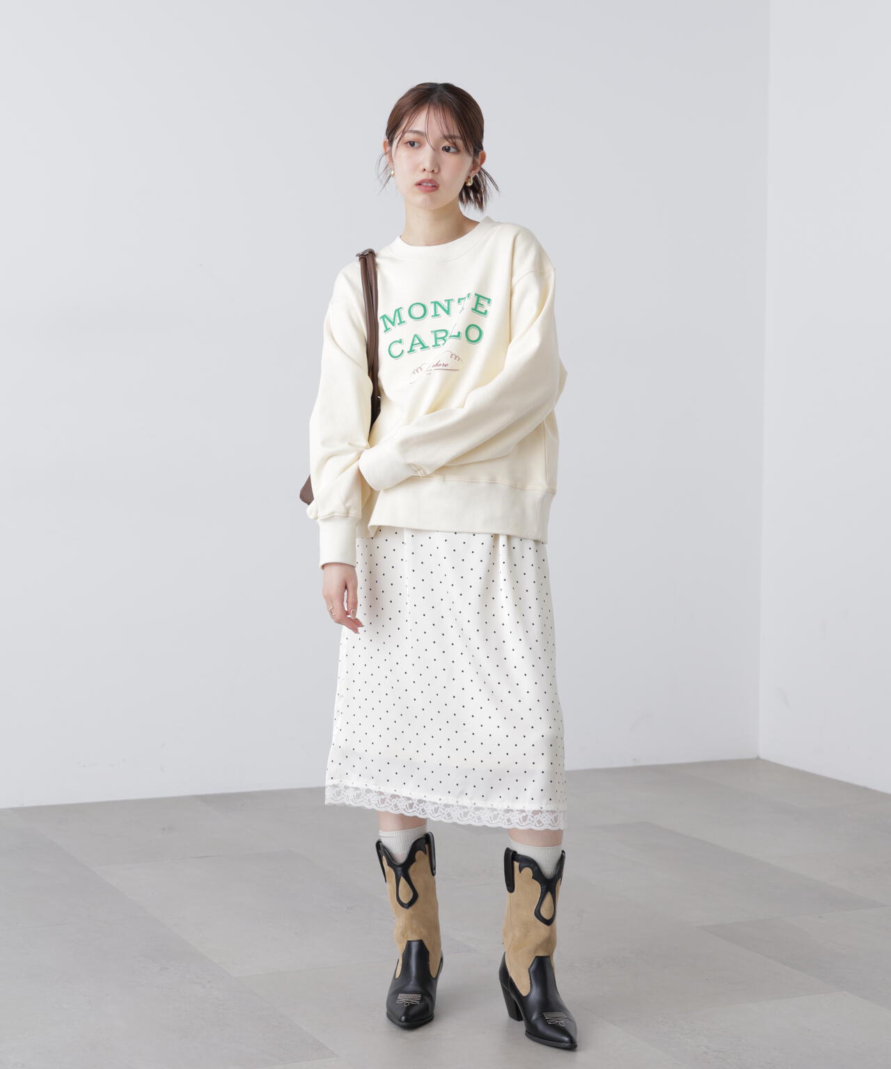 レーストリムサテンミディスカート