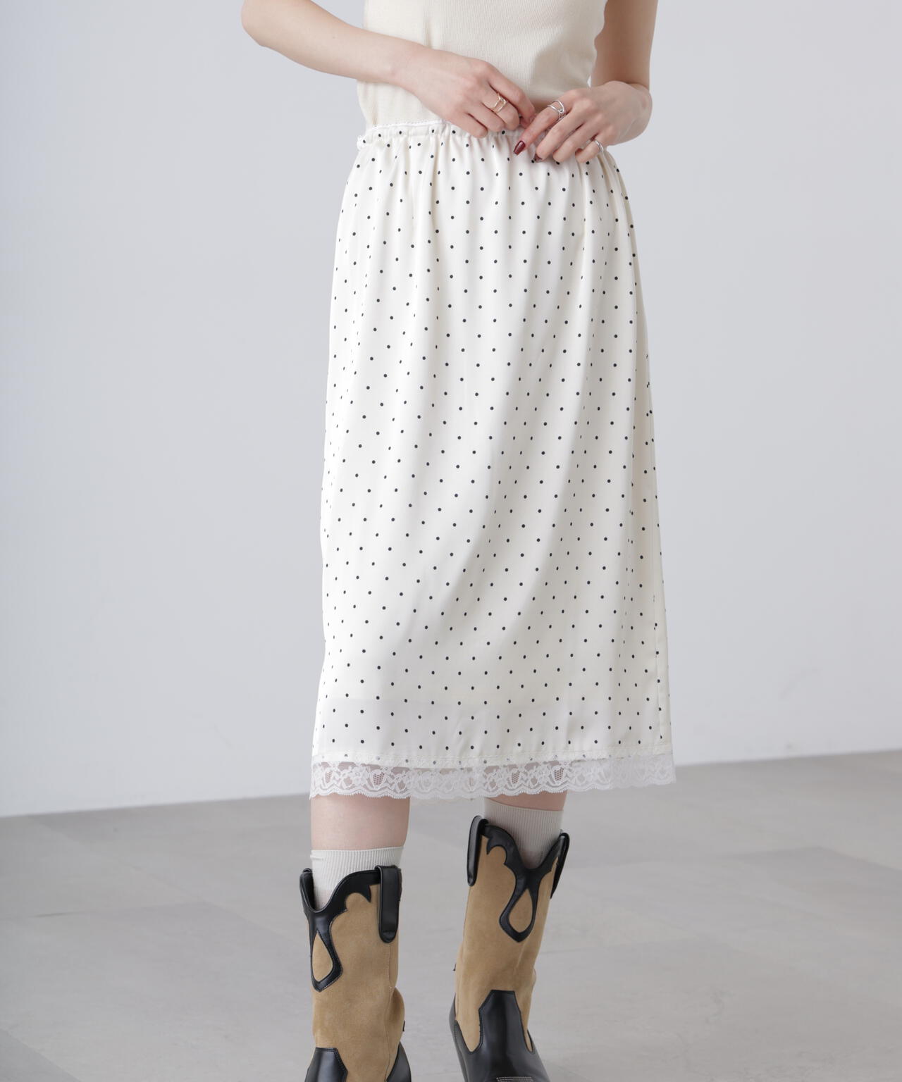 レーストリムサテンミディスカート