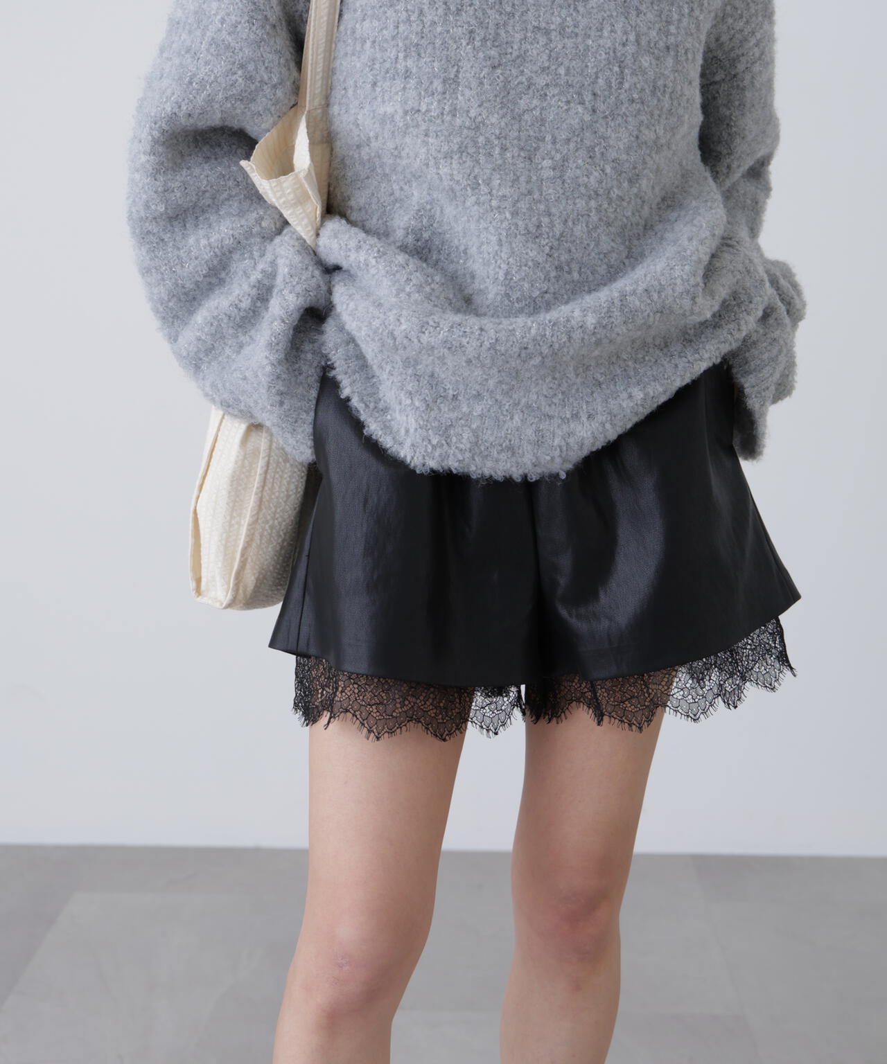 レースレイヤードエコレザーショートパンツ