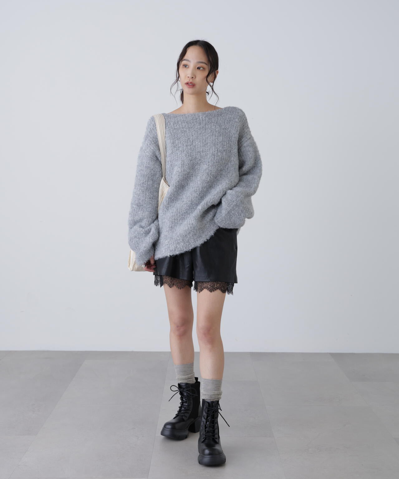 レースレイヤードエコレザーショートパンツ