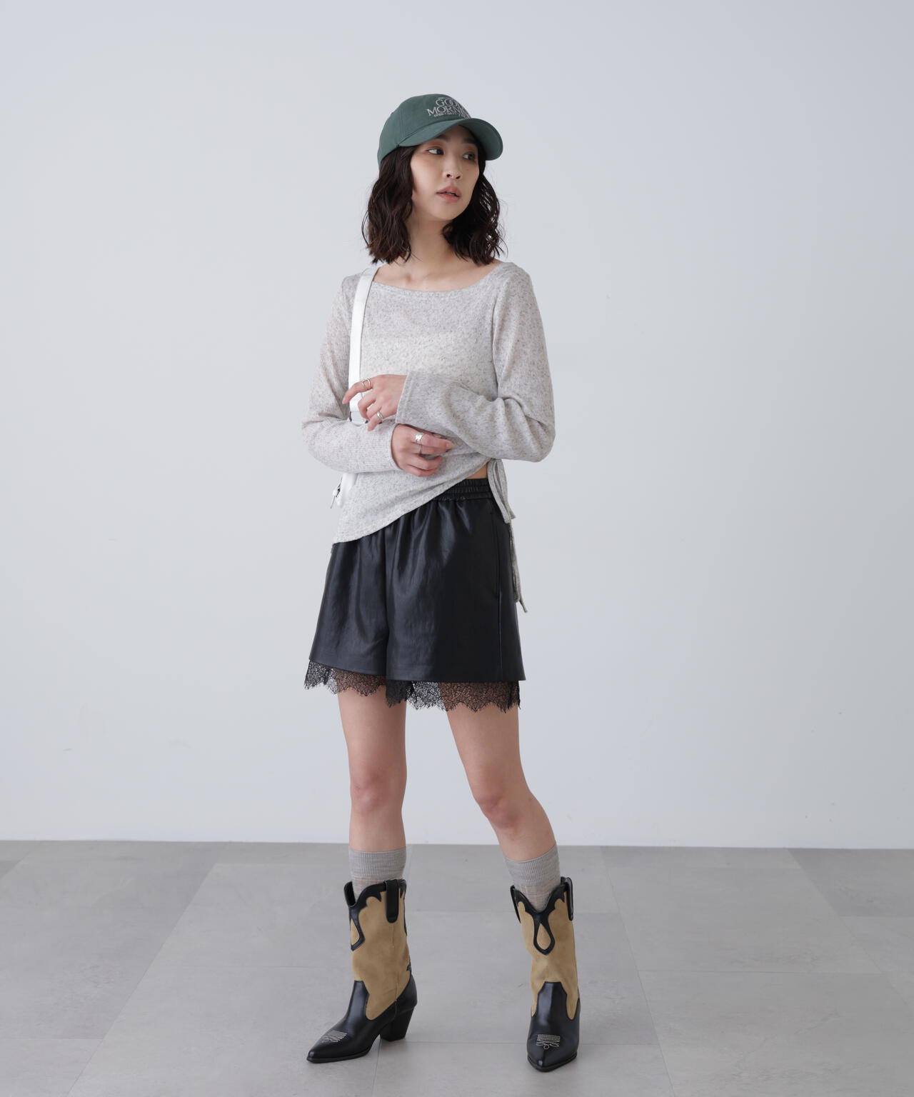 レースレイヤードエコレザーショートパンツ
