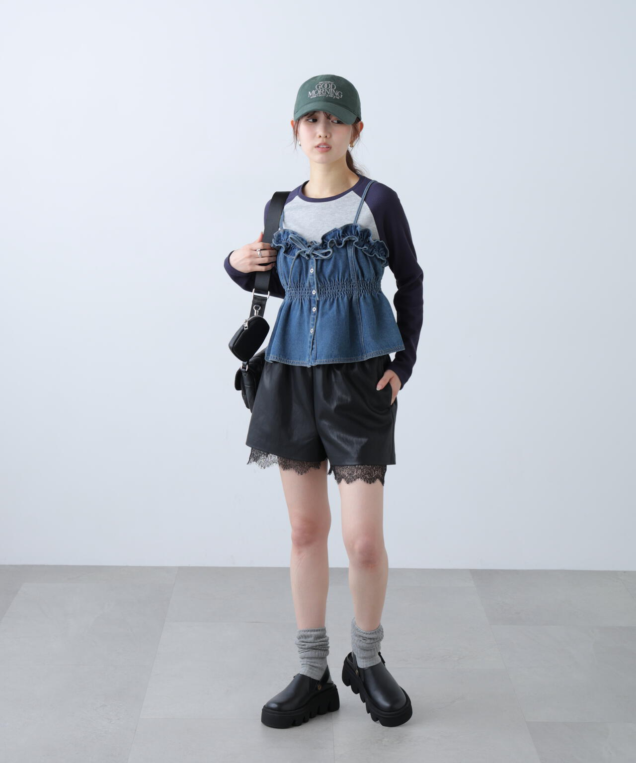 レースレイヤードエコレザーショートパンツ