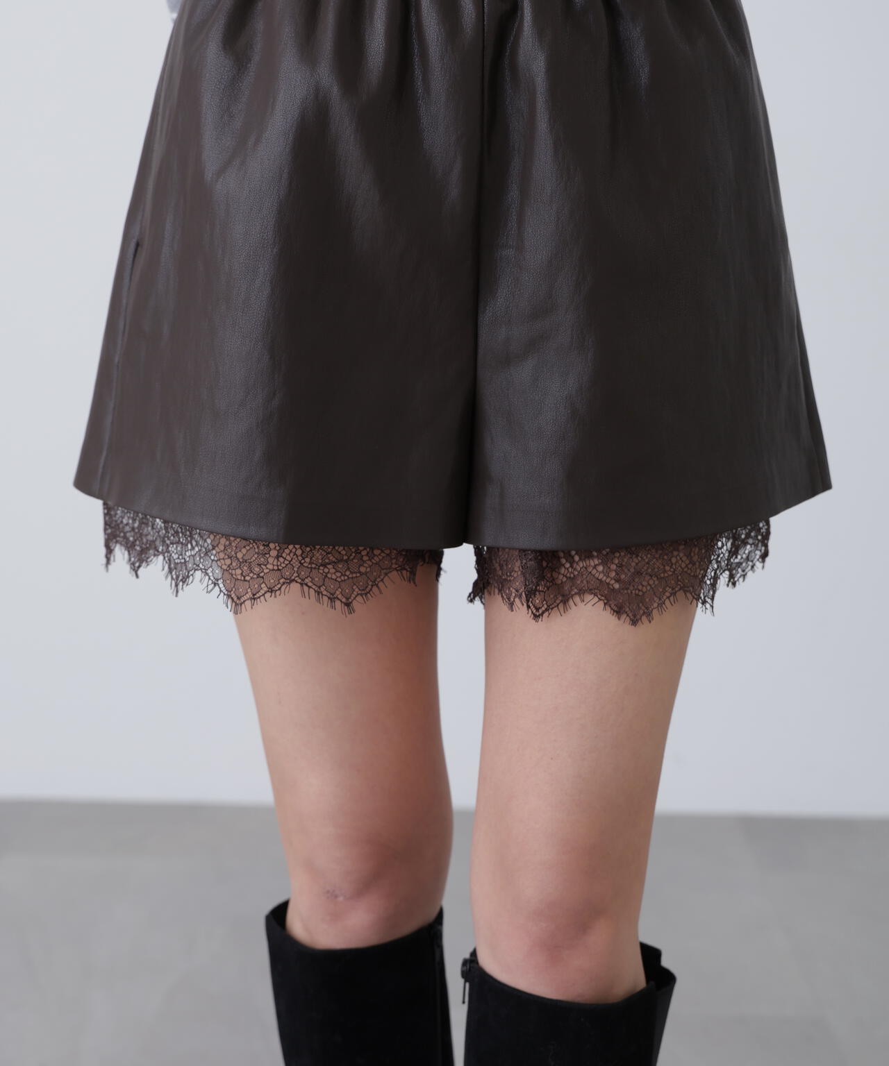 レースレイヤードエコレザーショートパンツ