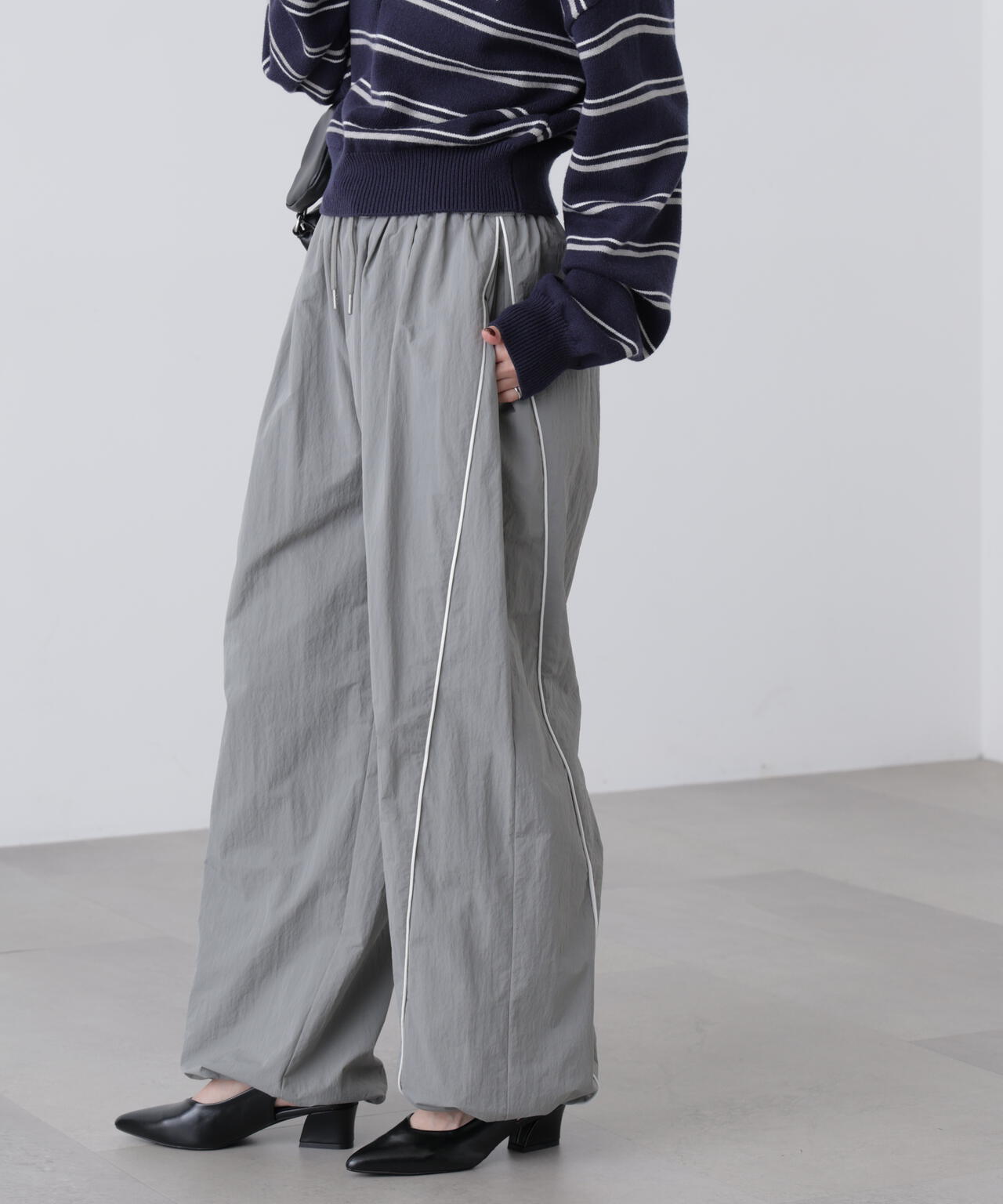 サイドタック配色ラインナイロンパンツ