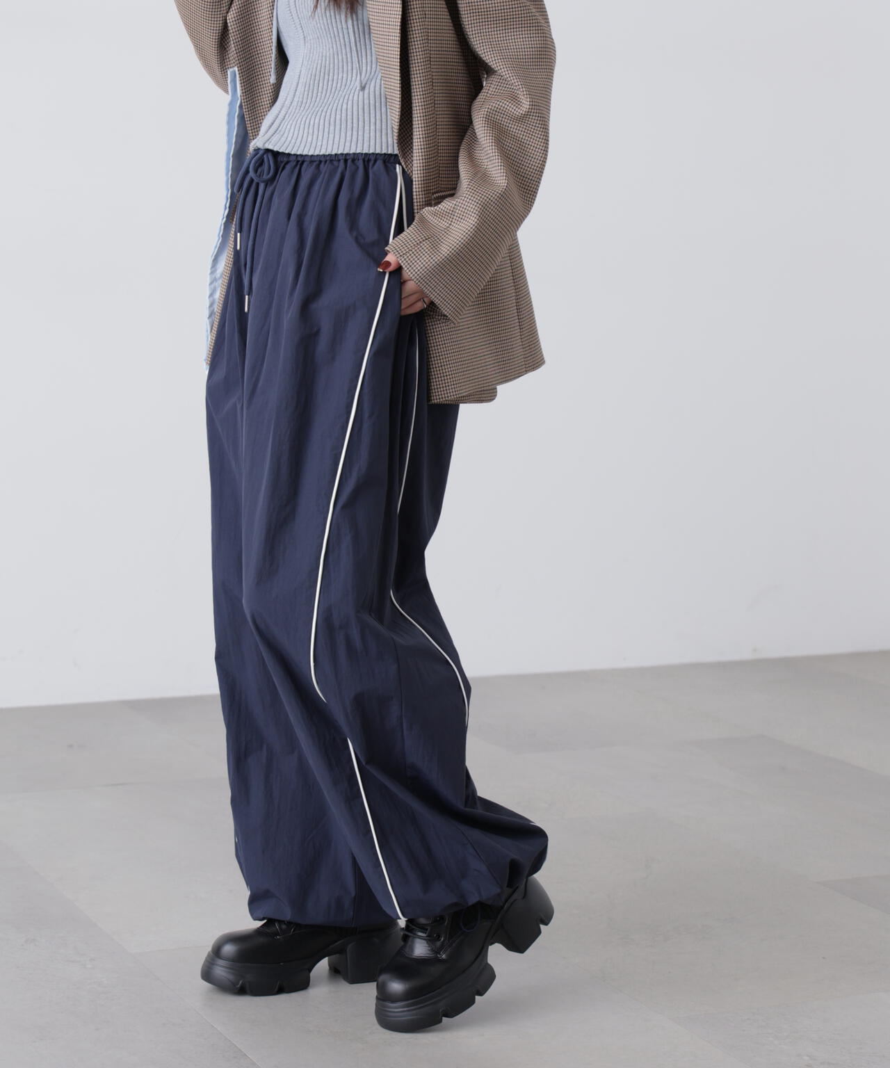 サイドタック配色ラインナイロンパンツ