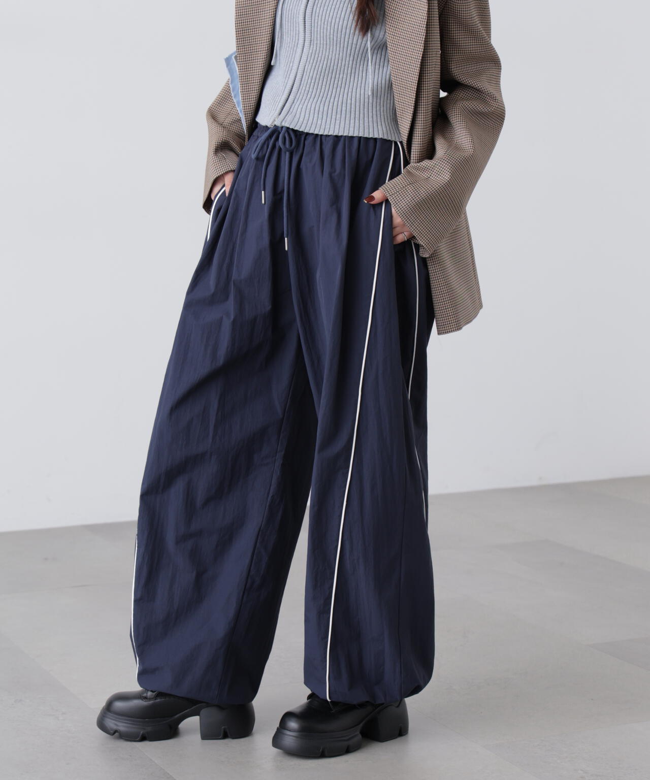 サイドタック配色ラインナイロンパンツ