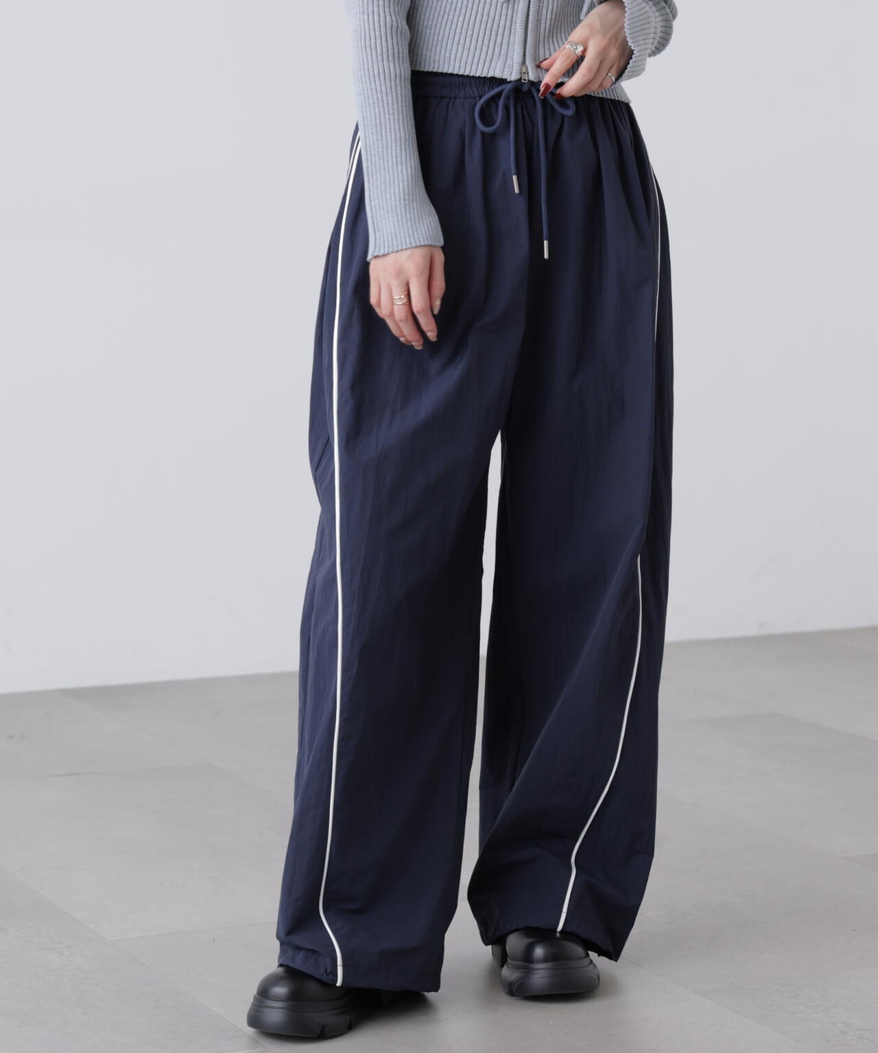 サイドタック配色ラインナイロンパンツ