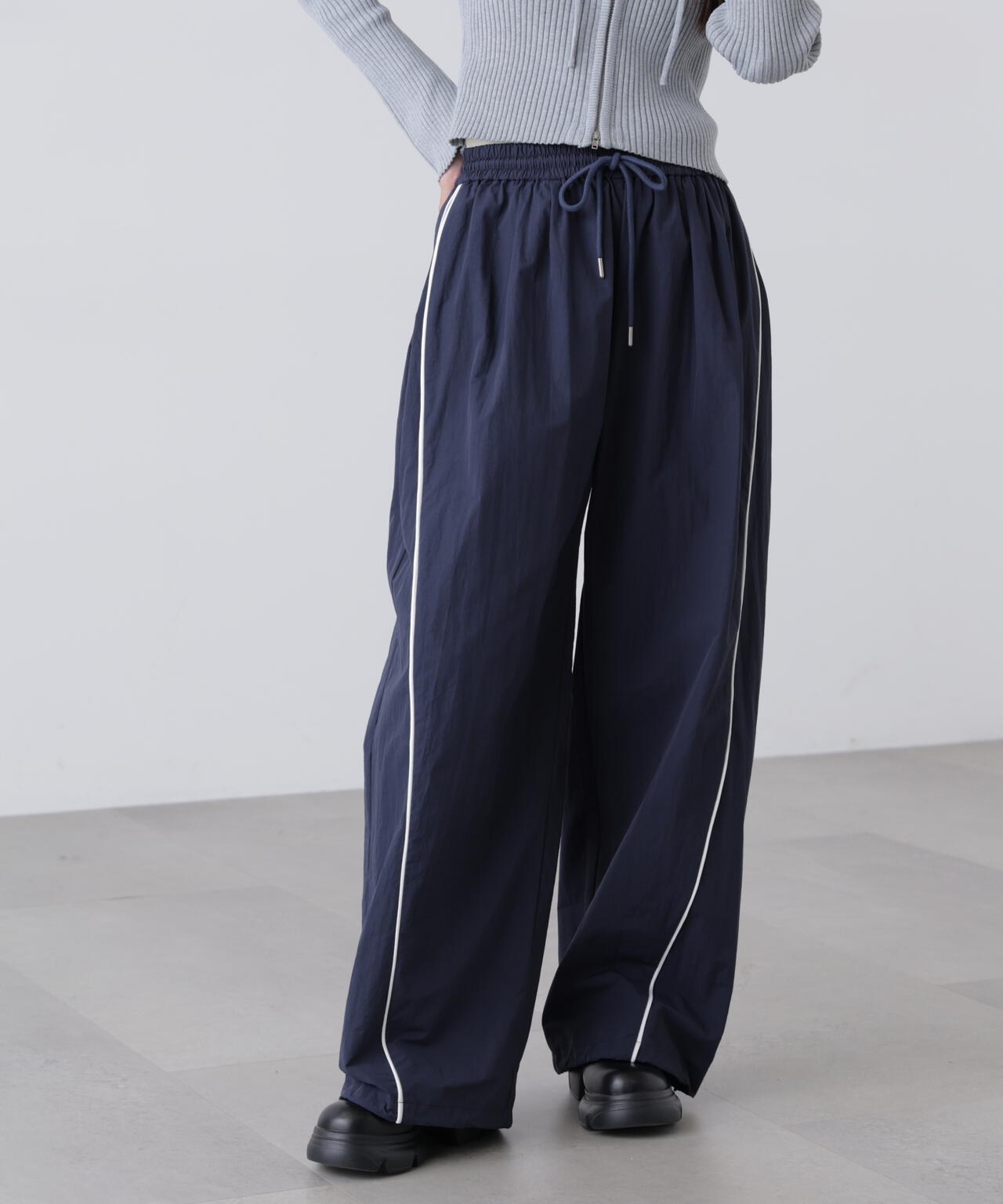 サイドタック配色ラインナイロンパンツ