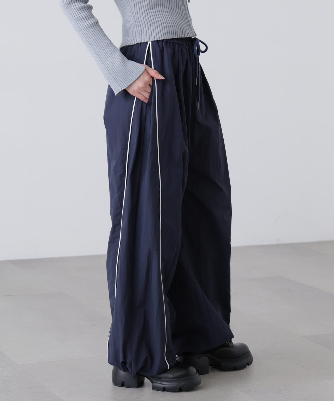 サイドタック配色ラインナイロンパンツ