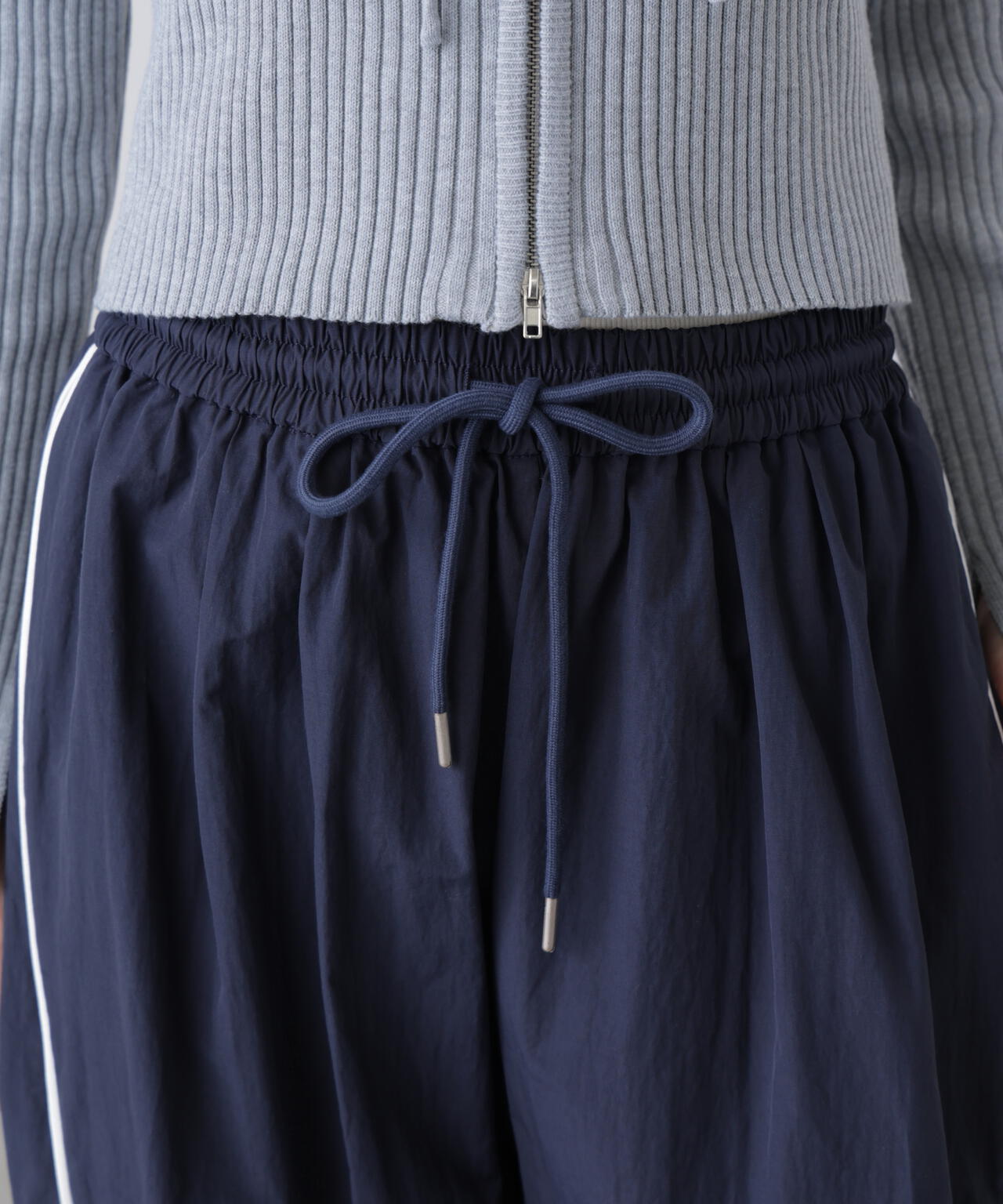 サイドタック配色ラインナイロンパンツ