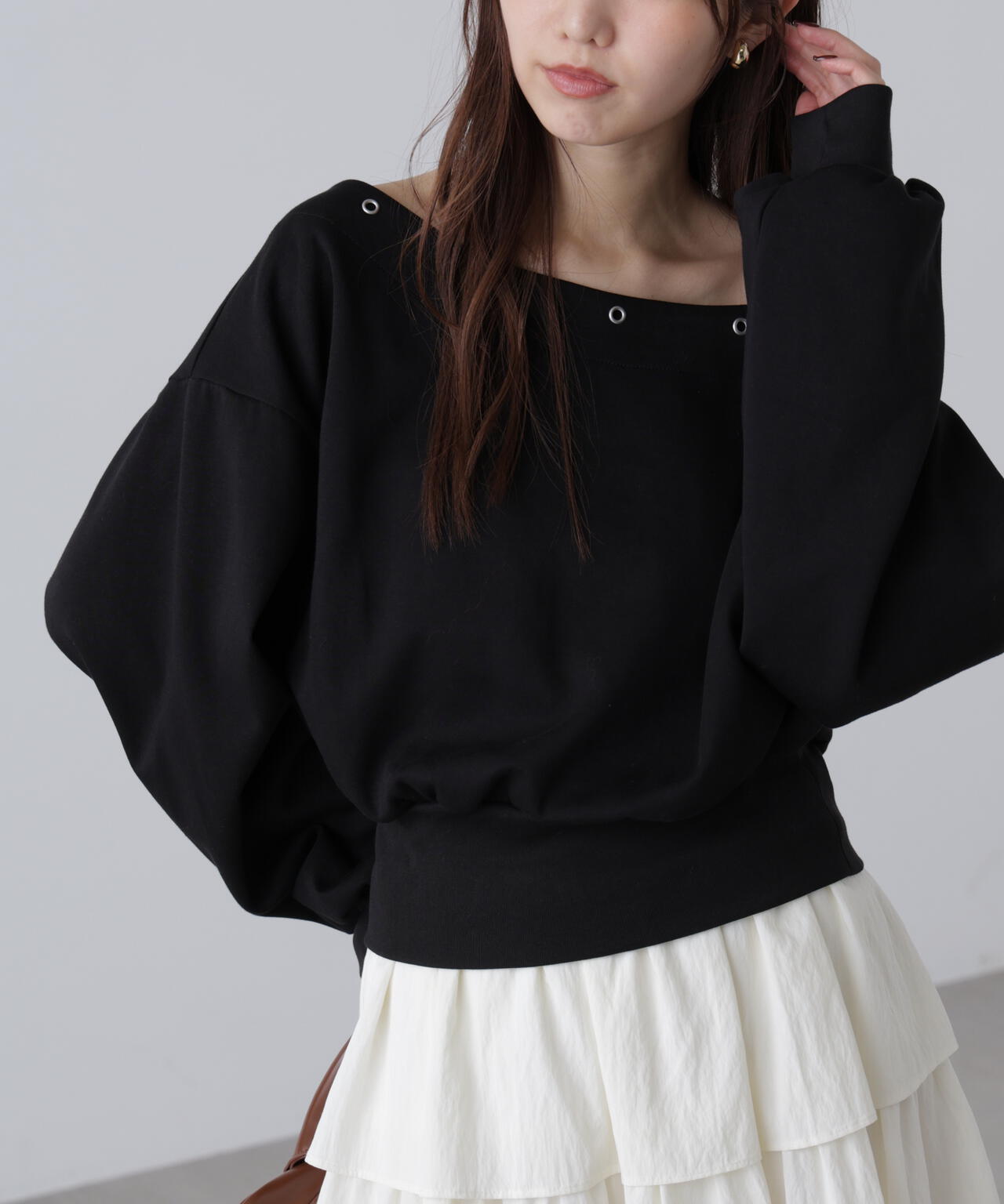 ハトメオフショルスウェット