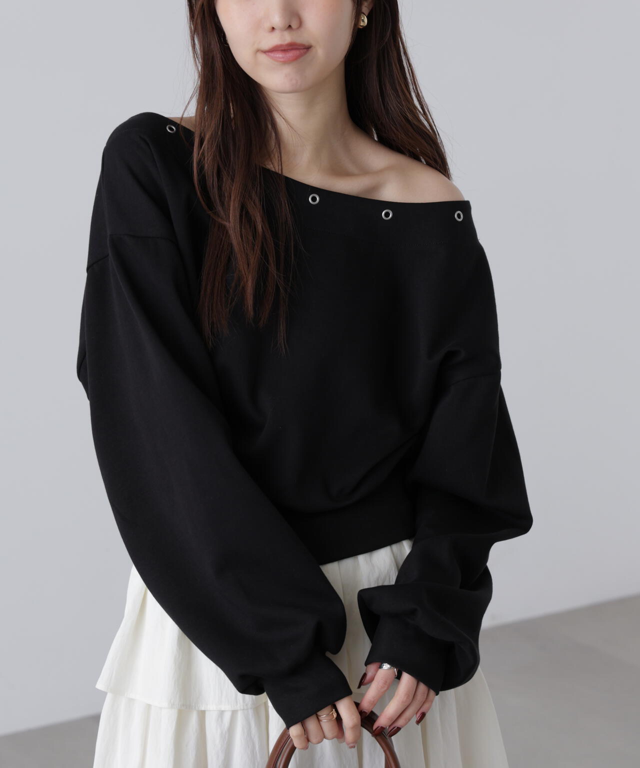 ハトメオフショルスウェット