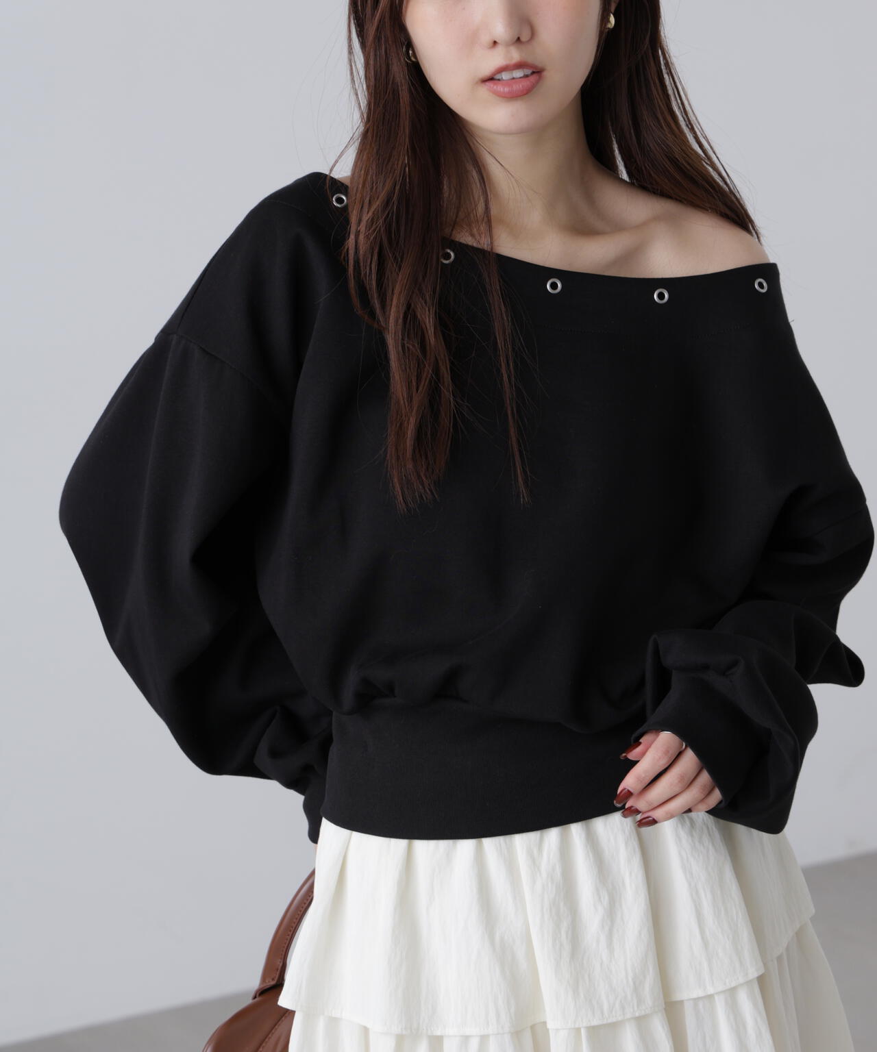 ハトメオフショルスウェット