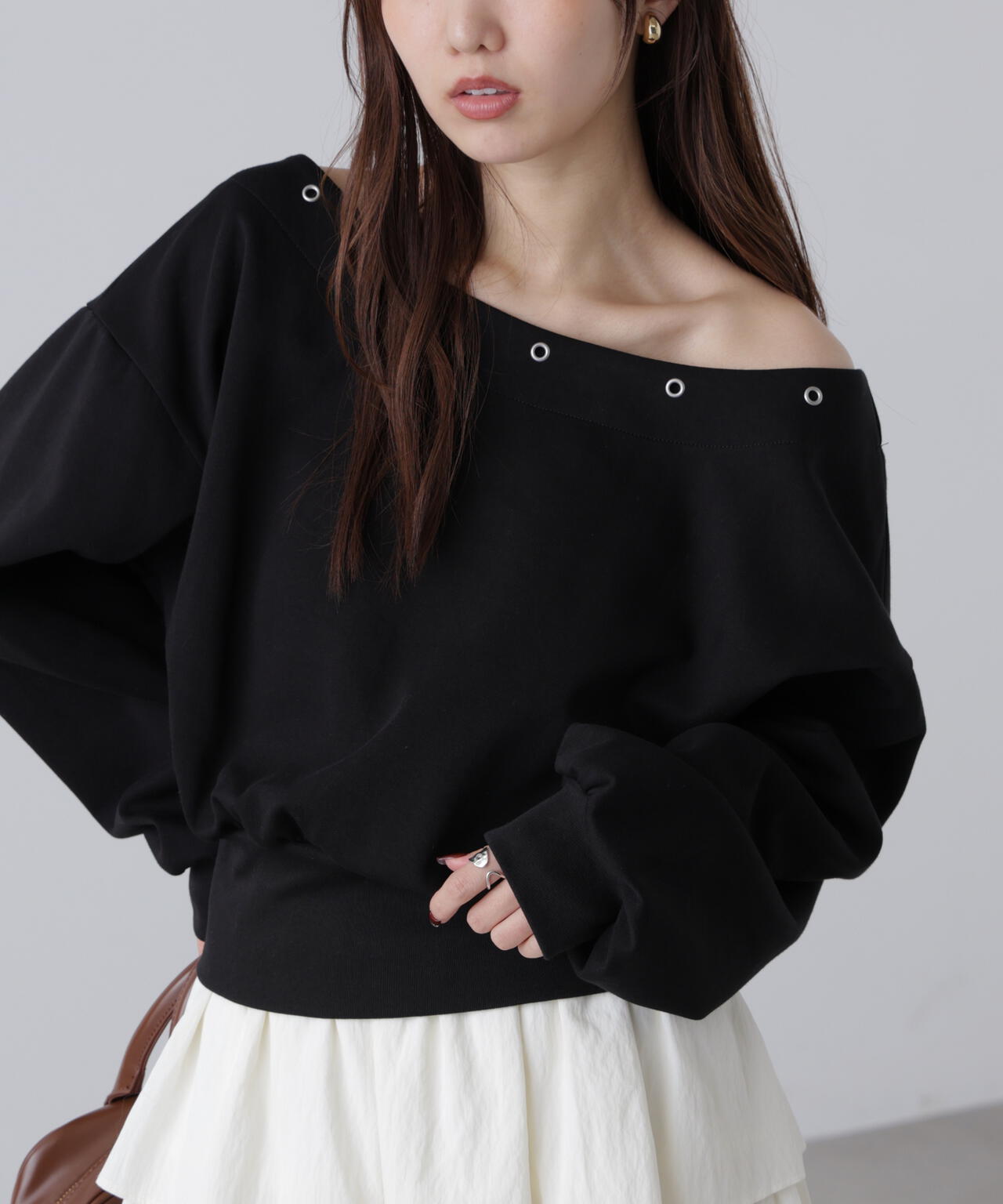 ハトメオフショルスウェット