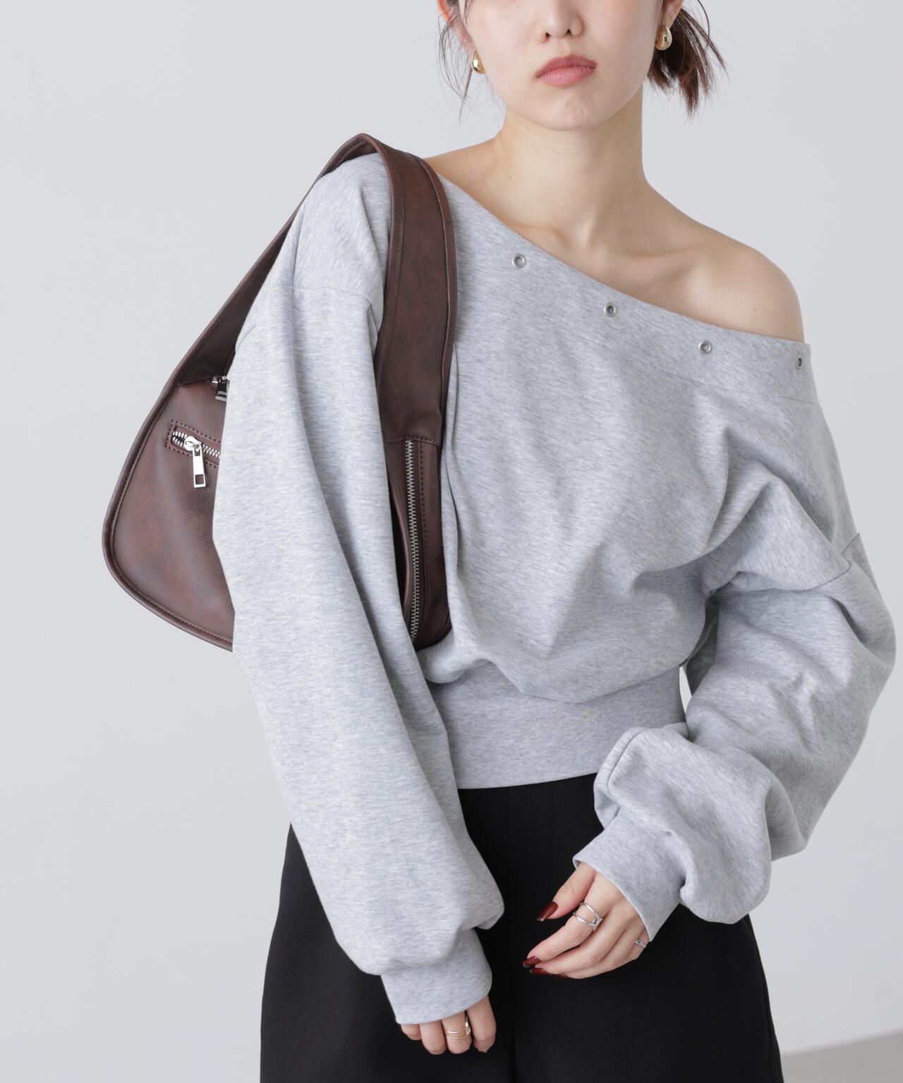 ハトメオフショルスウェット