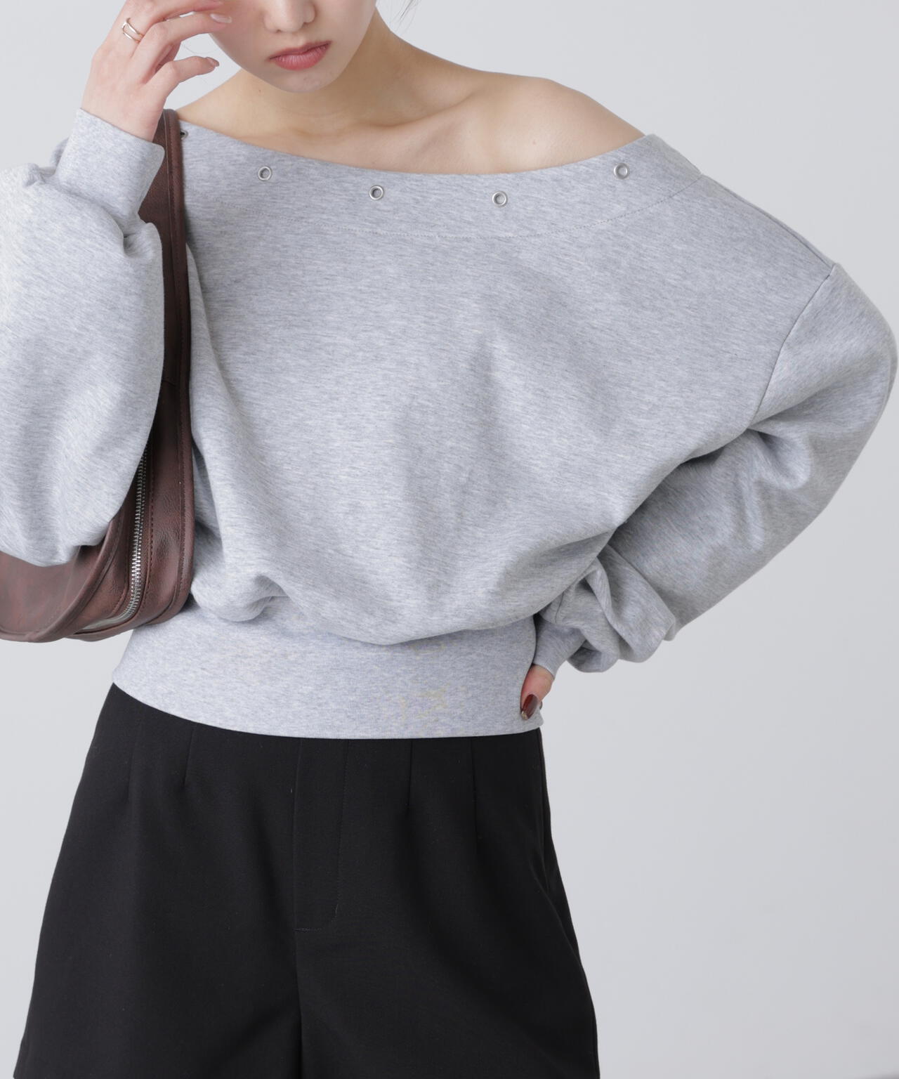 ハトメオフショルスウェット