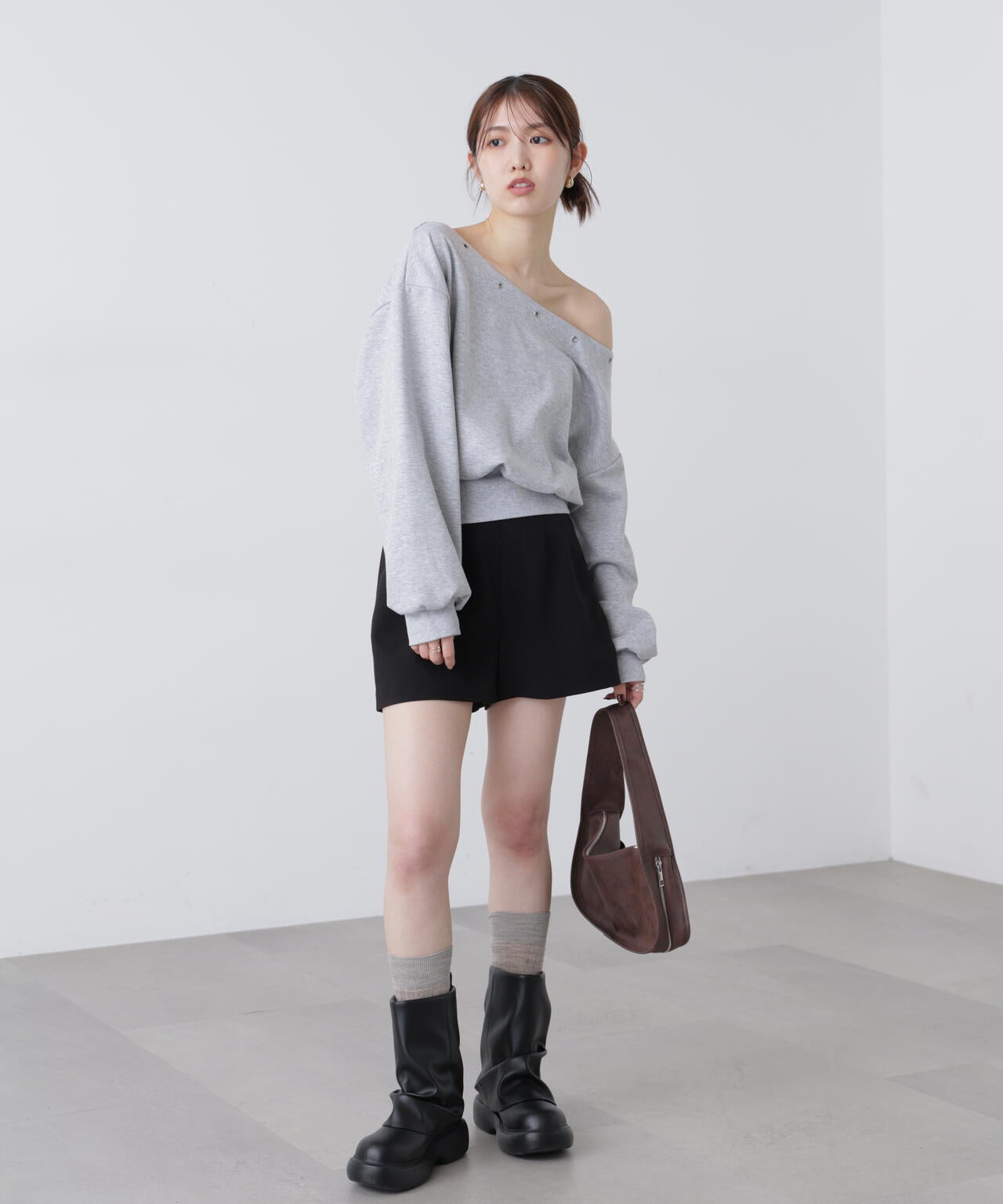 ハトメオフショルスウェット